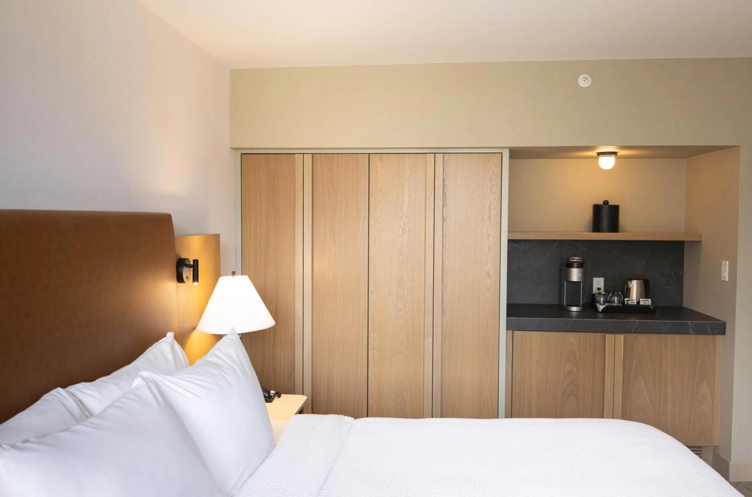 Bedroom, Bed in Forest Park Hotel