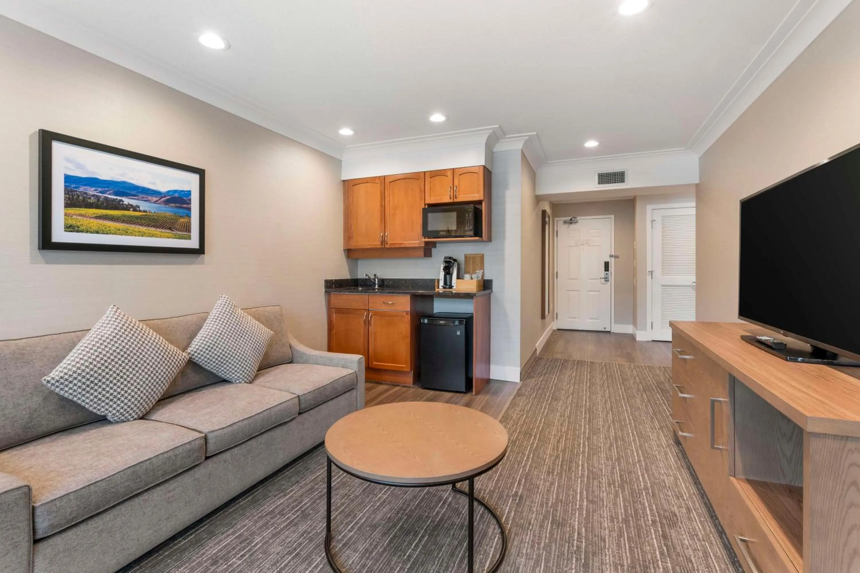 Bedroom in Best Western Plus Kelowna Hotel & Suites