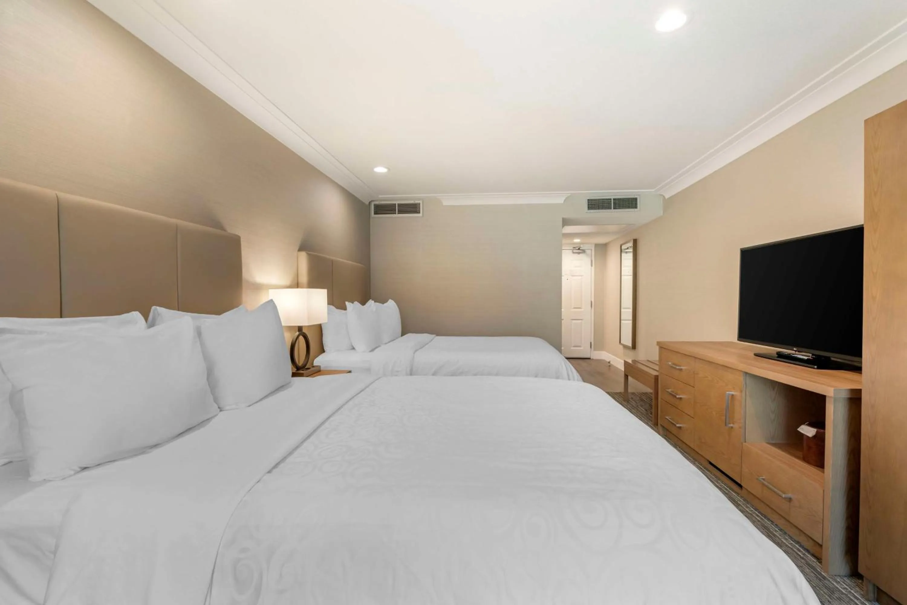 Bedroom, Bed in Best Western Plus Kelowna Hotel & Suites