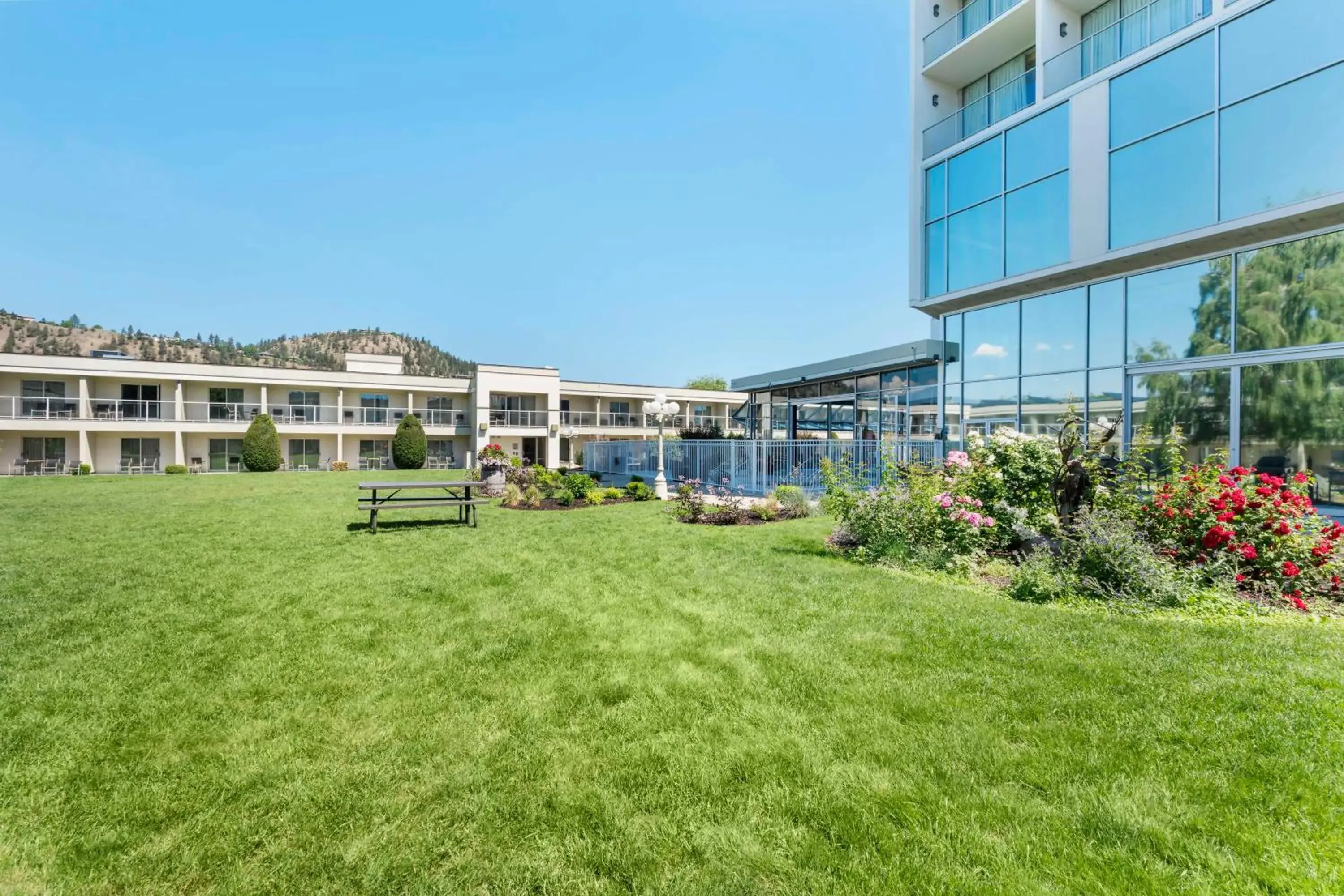 Property building in Best Western Plus Kelowna Hotel & Suites Property building in Best Western Plus Kelowna Hotel & Suites