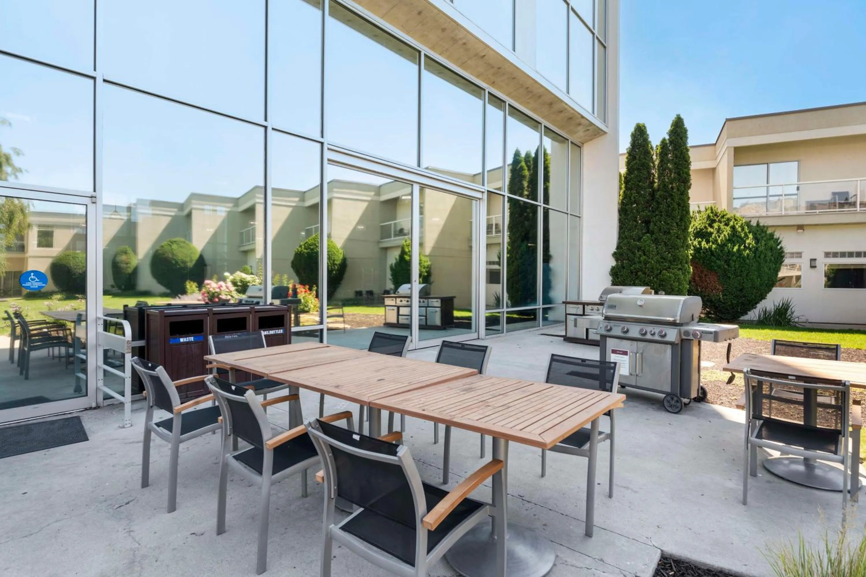 Breakfast in Best Western Plus Kelowna Hotel & Suites