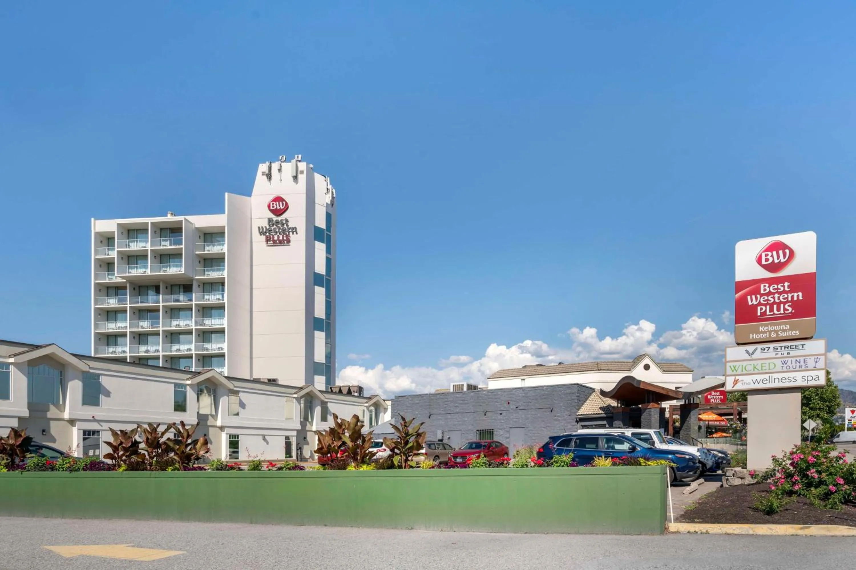 Property building in Best Western Plus Kelowna Hotel & Suites