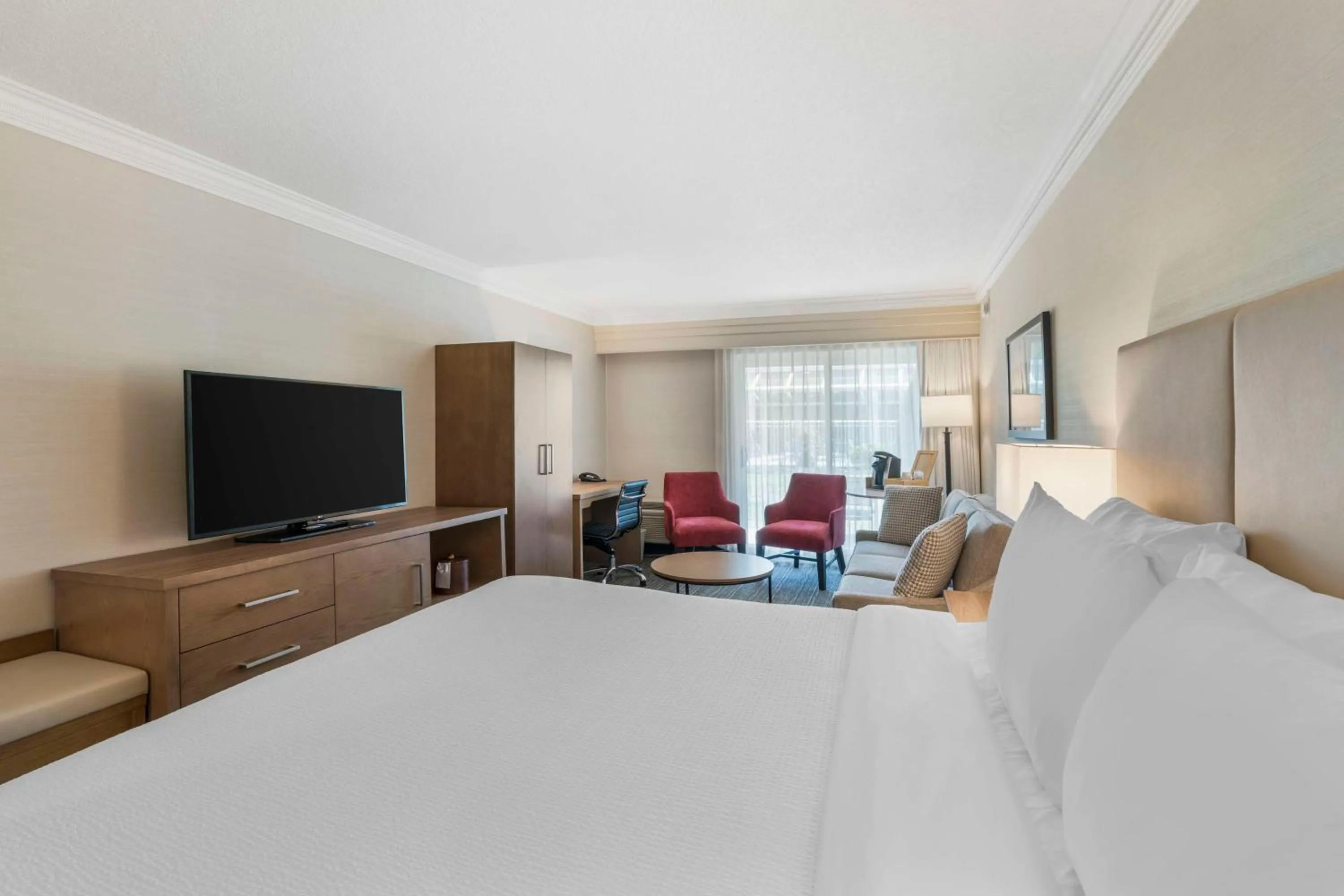 Bedroom, Bed in Best Western Plus Kelowna Hotel & Suites