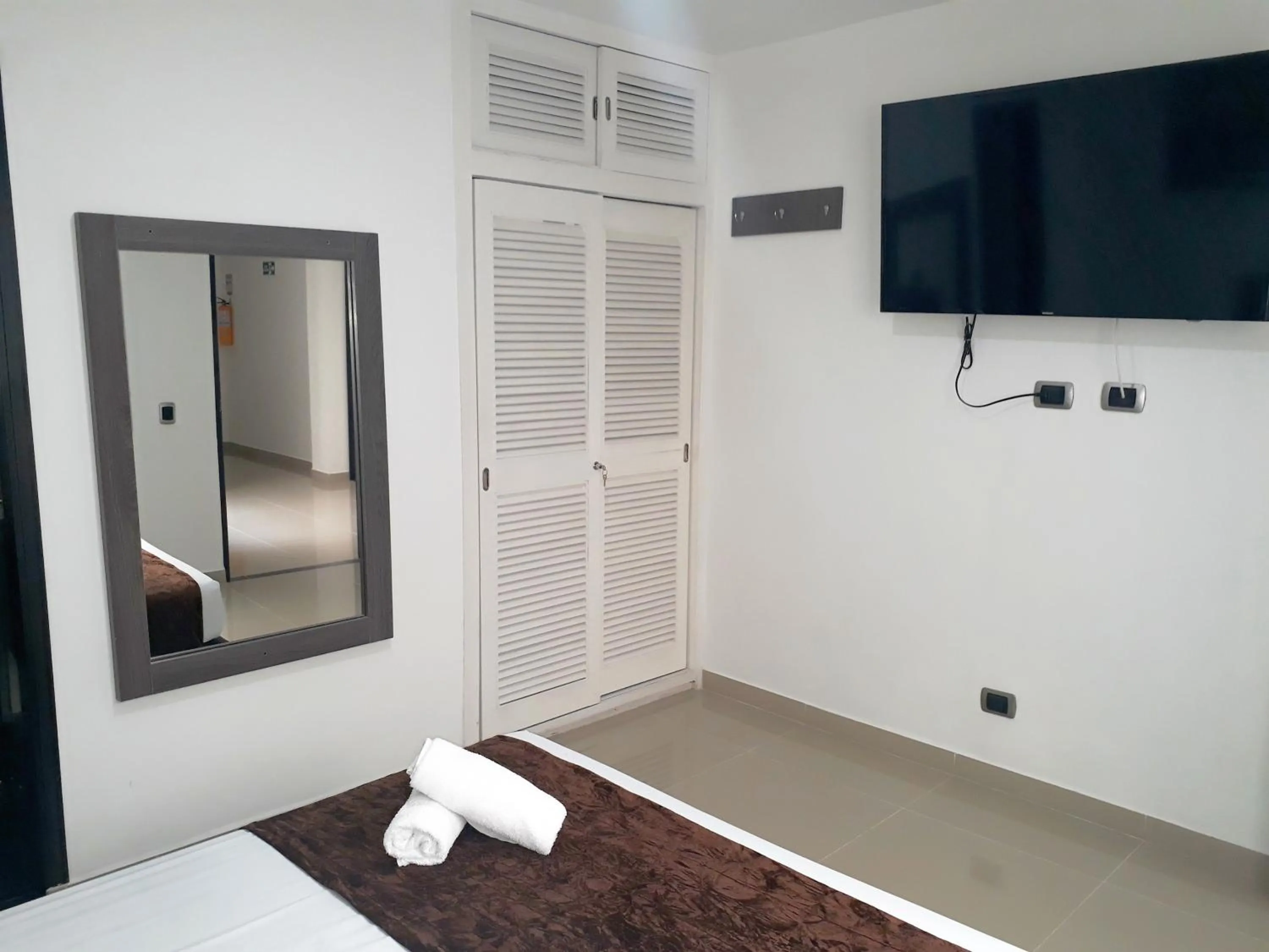 Communal lounge/ TV room, Bed in Hotel Jardin de Laureles Jeps