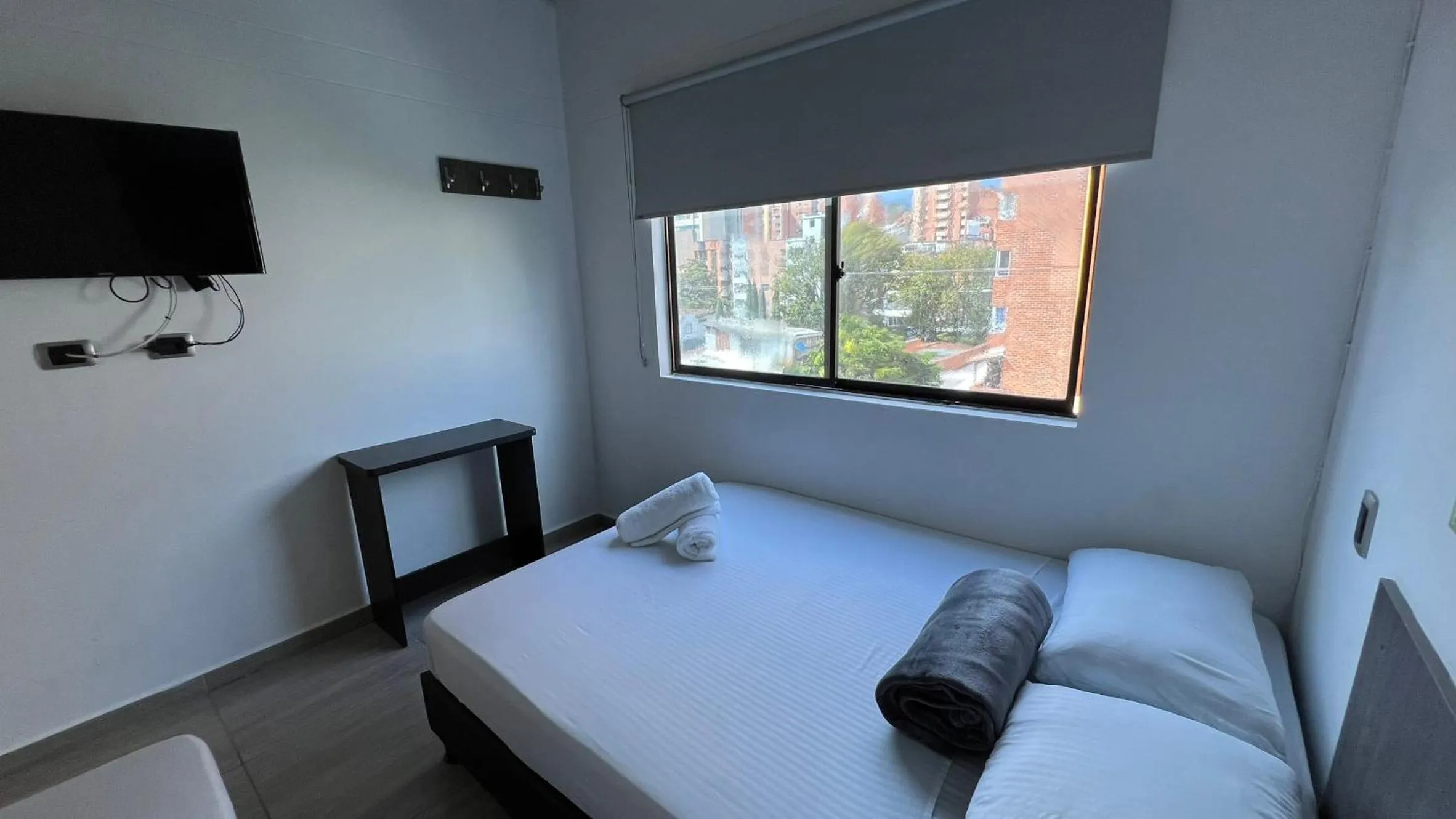 Communal lounge/ TV room, Bed in Hotel Jardin de Laureles Jeps