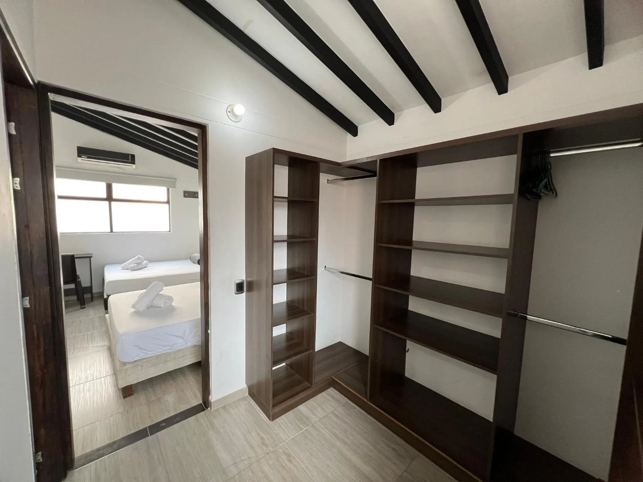 wardrobe in Hotel Jardin de Laureles Jeps