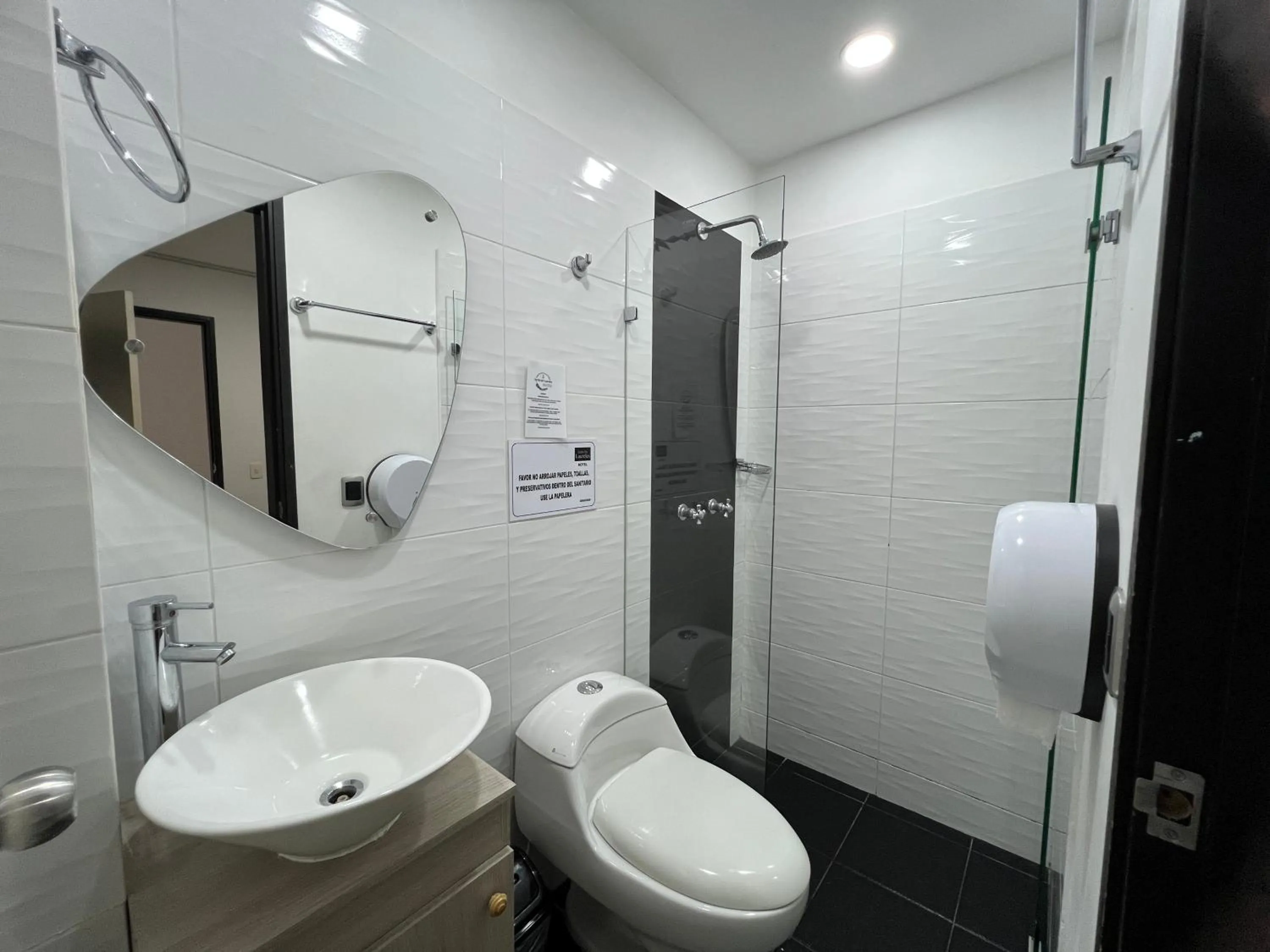 Bathroom in Hotel Jardin de Laureles Jeps