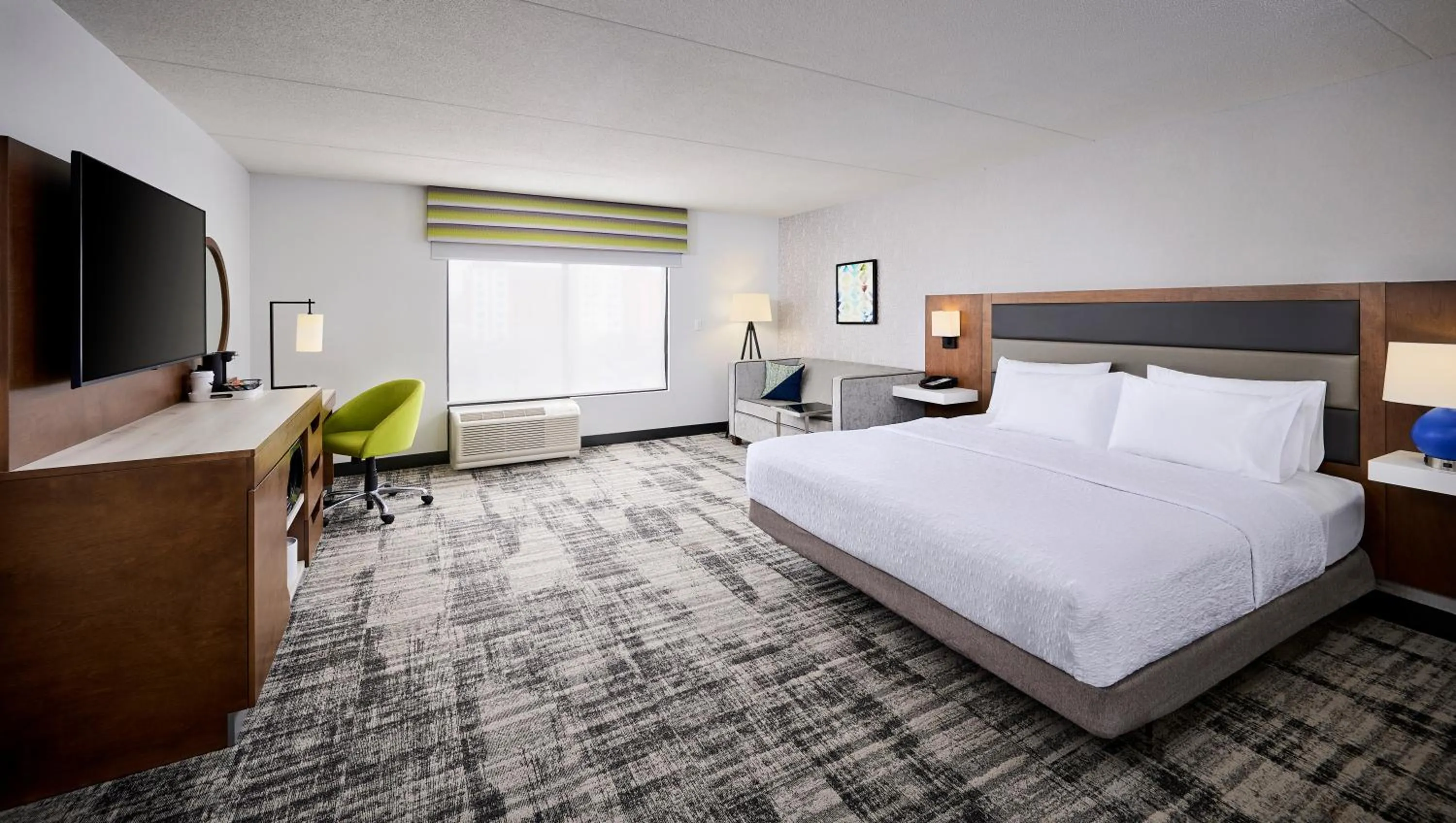 Bed in Hampton Inn & Suites by Hilton Windsor