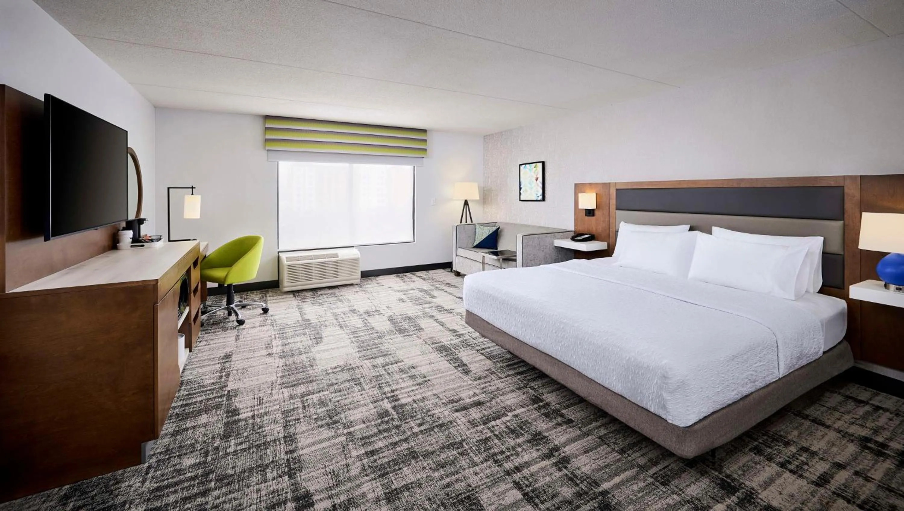 Bed in Hampton Inn & Suites by Hilton Windsor