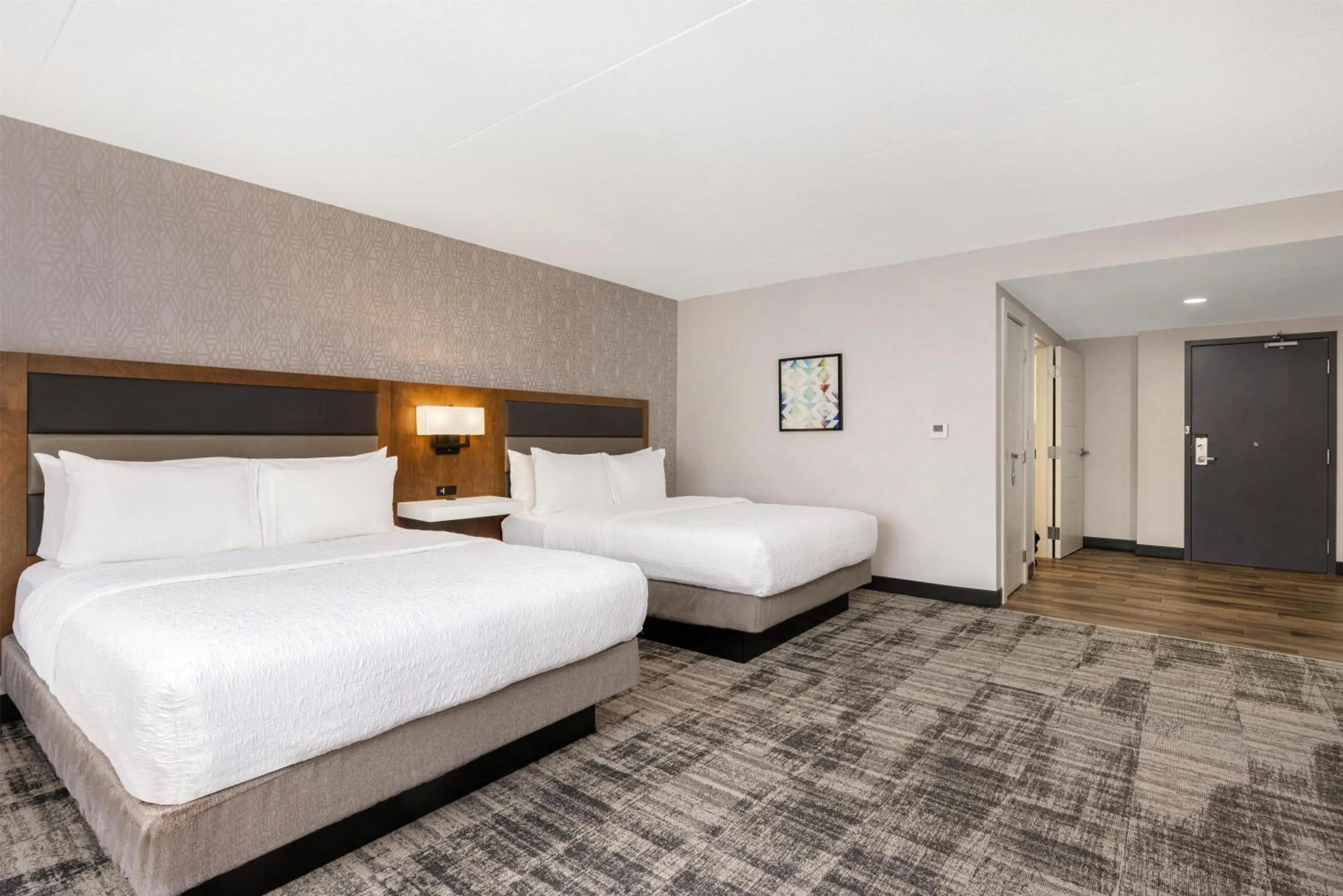 Bed in Hampton Inn & Suites by Hilton Windsor