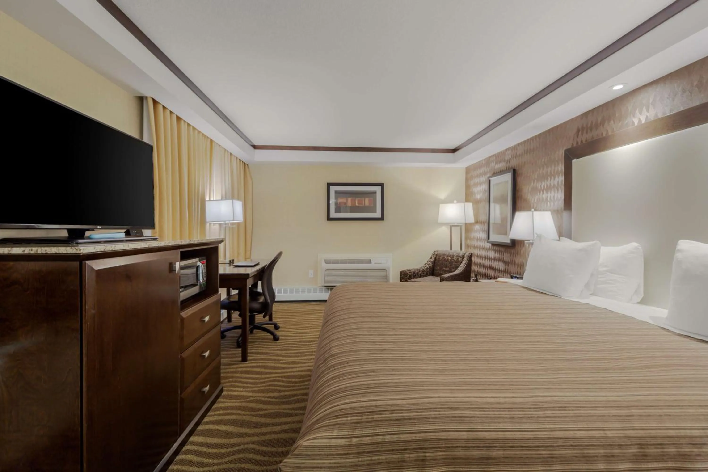 Bedroom, Bed in Best Western Premier Denham Inn & Suites