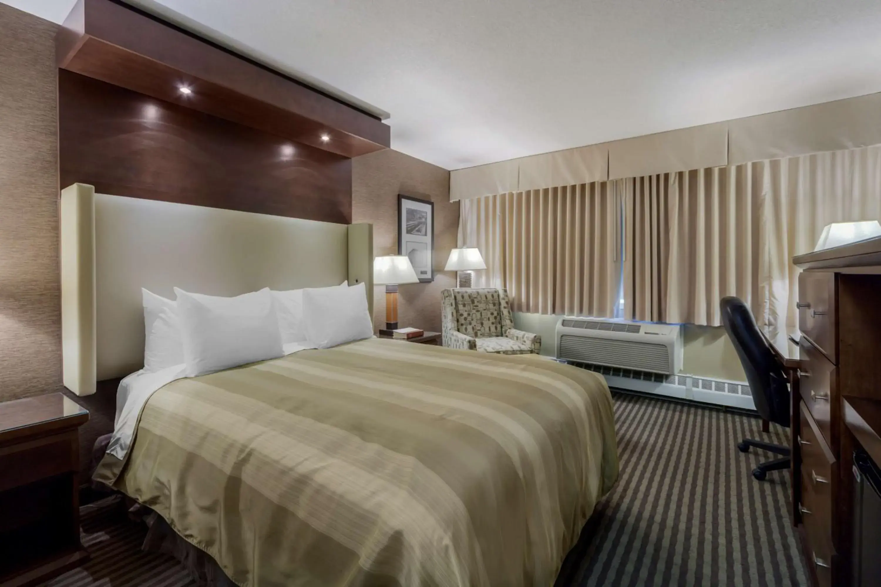 Bedroom, Bed in Best Western Premier Denham Inn & Suites Bedroom, Bed in Best Western Premier Denham Inn & Suites