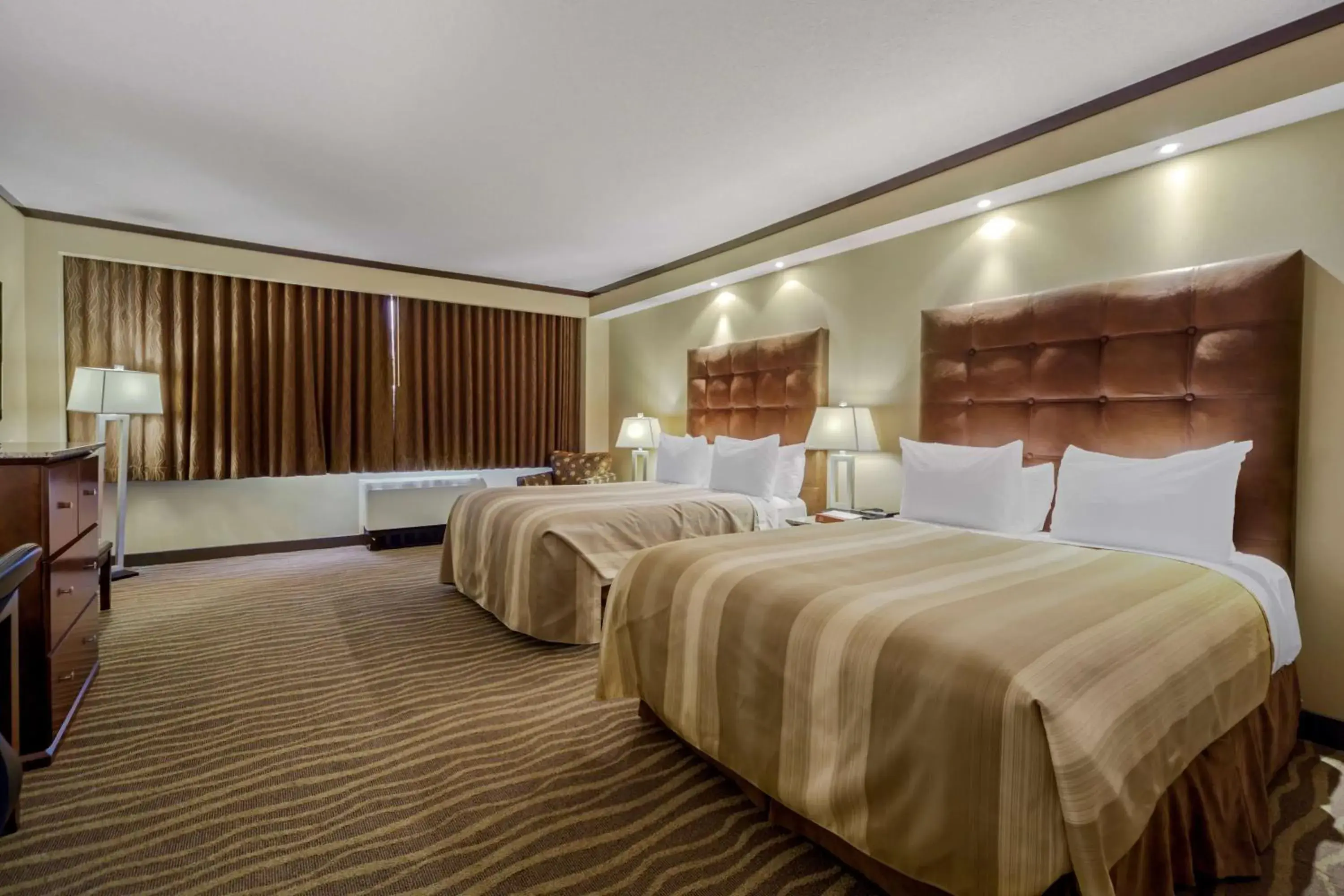 Queen Room with Two Queen Beds and Tub - Mobility Accessible/Non-Smoking in Best Western Premier Denham Inn & Suites Queen Room with Two Queen Beds and Tub - Mobility Accessible/Non-Smoking in Best Western Premier Denham Inn & Suites