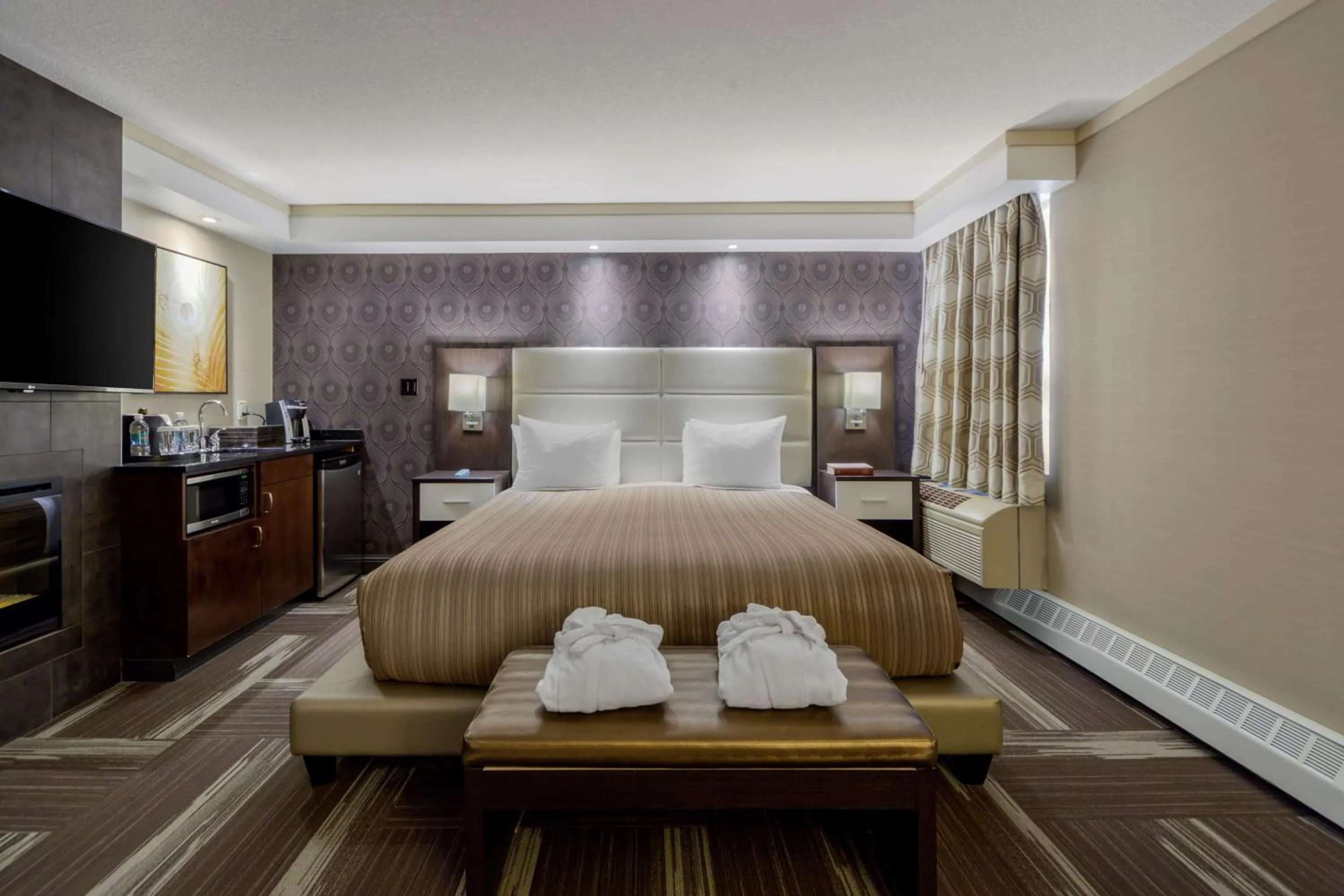 Bedroom, Bed in Best Western Premier Denham Inn & Suites