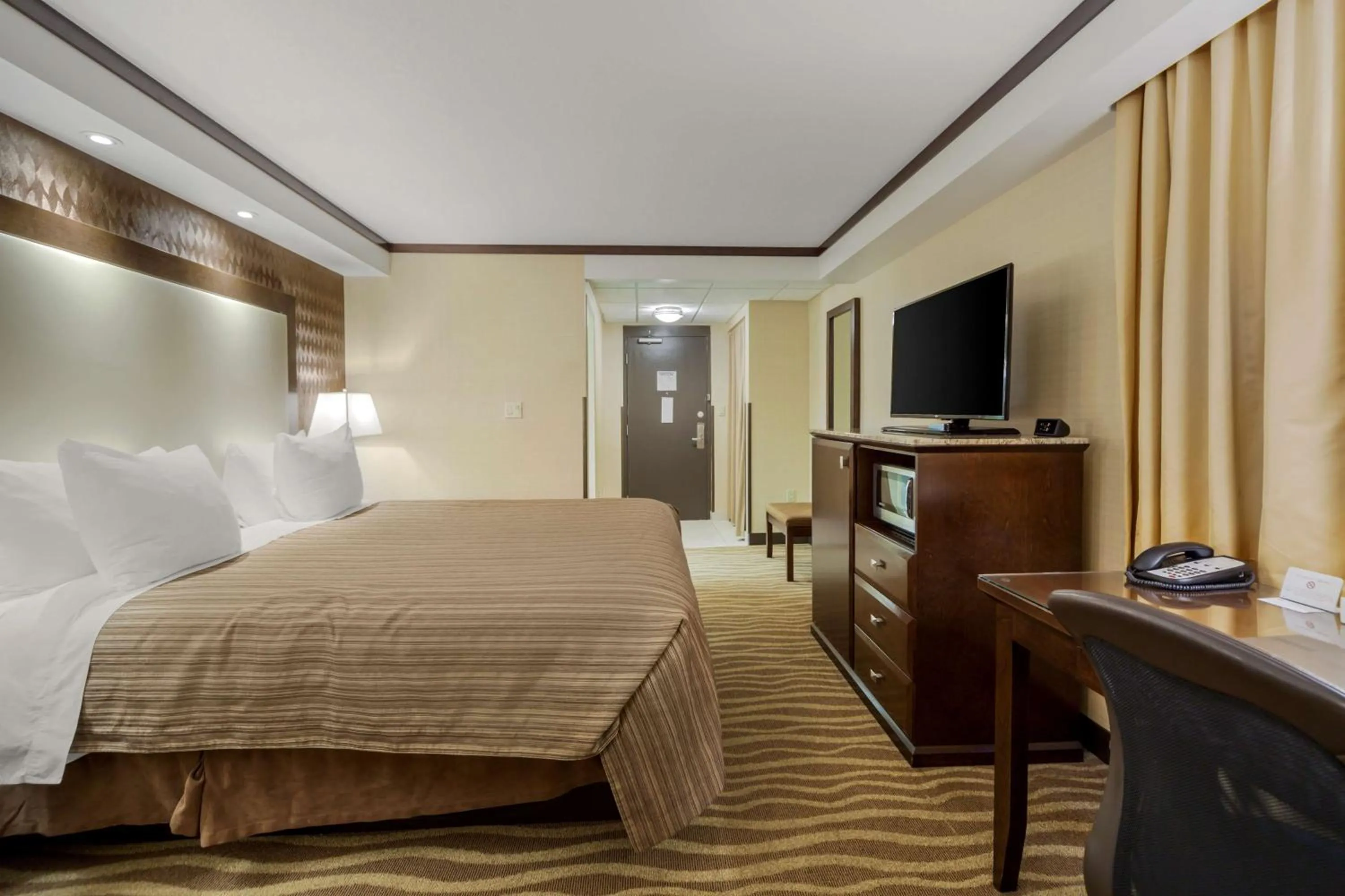 Bedroom, Bed in Best Western Premier Denham Inn & Suites