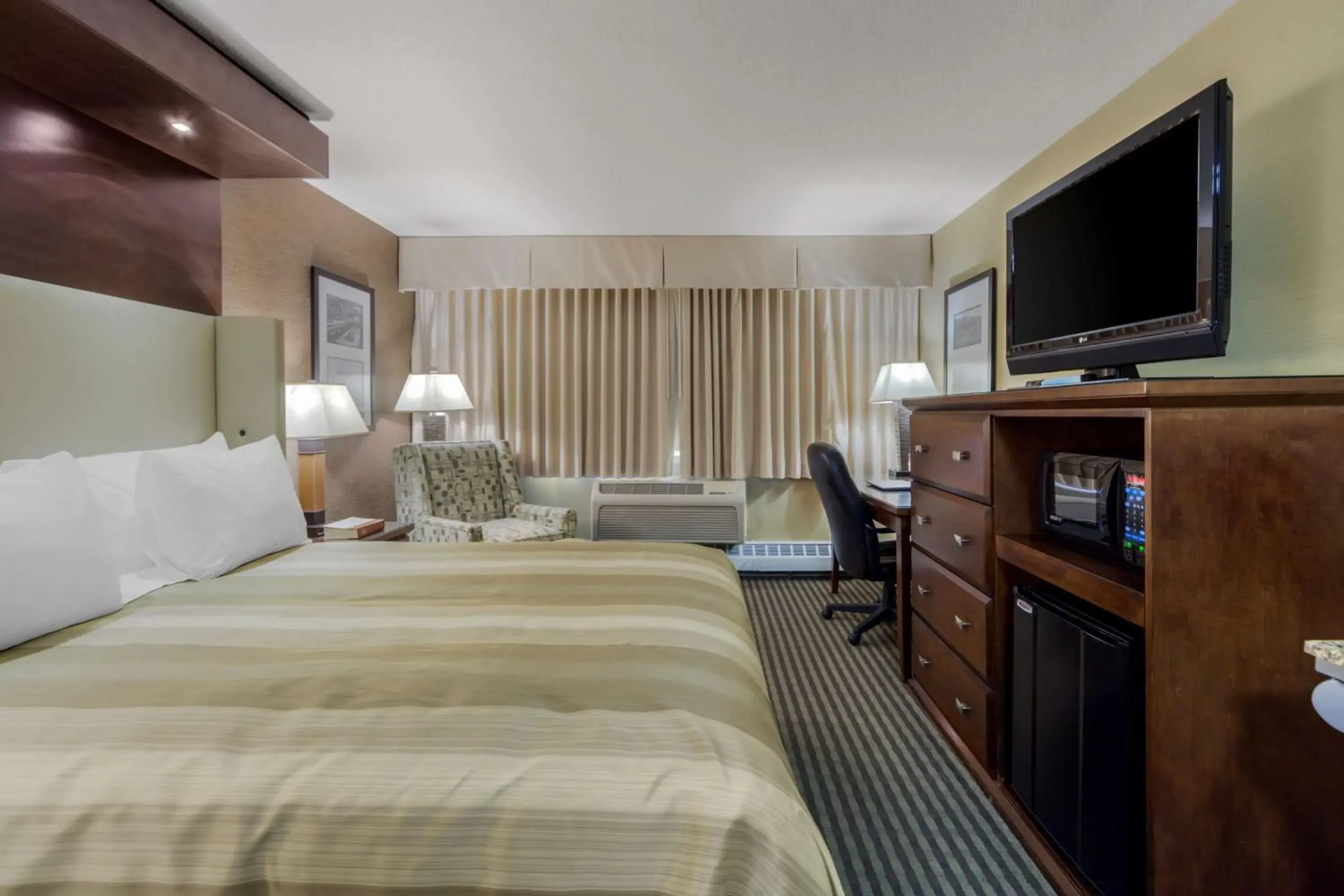 Bedroom, Bed in Best Western Premier Denham Inn & Suites Bedroom, Bed in Best Western Premier Denham Inn & Suites