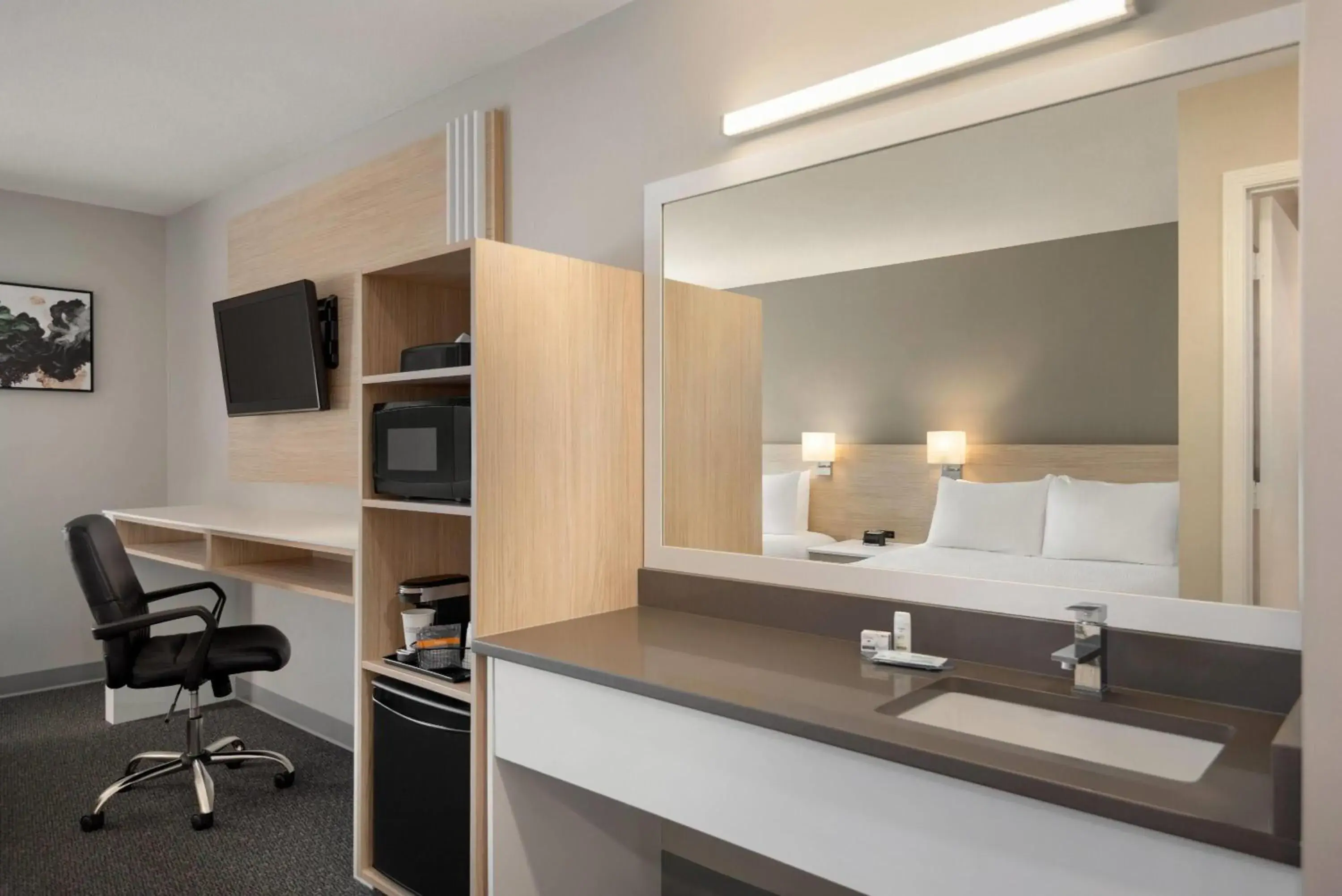 Photo of the whole room, Bed in Days Inn by Wyndham Kelowna Photo of the whole room, Bed in Days Inn by Wyndham Kelowna