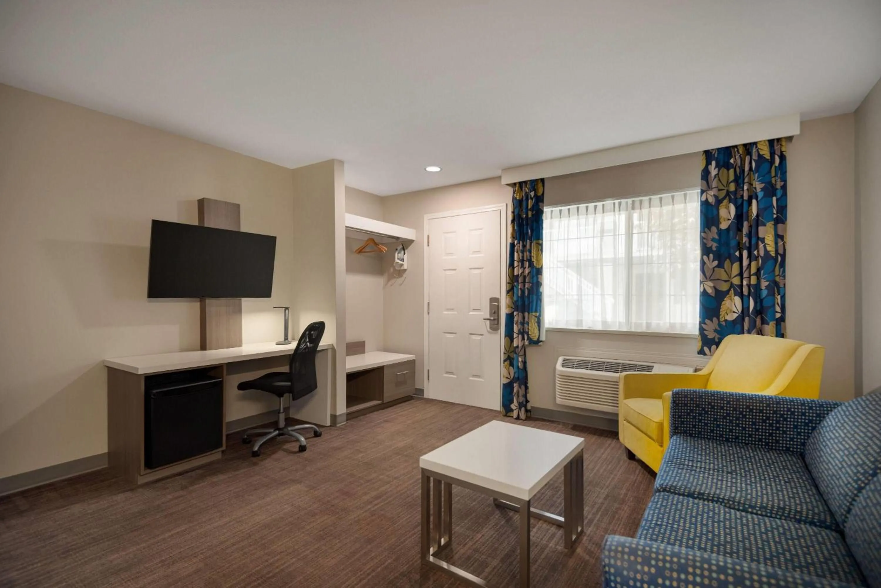Photo of the whole room in Days Inn by Wyndham Kelowna