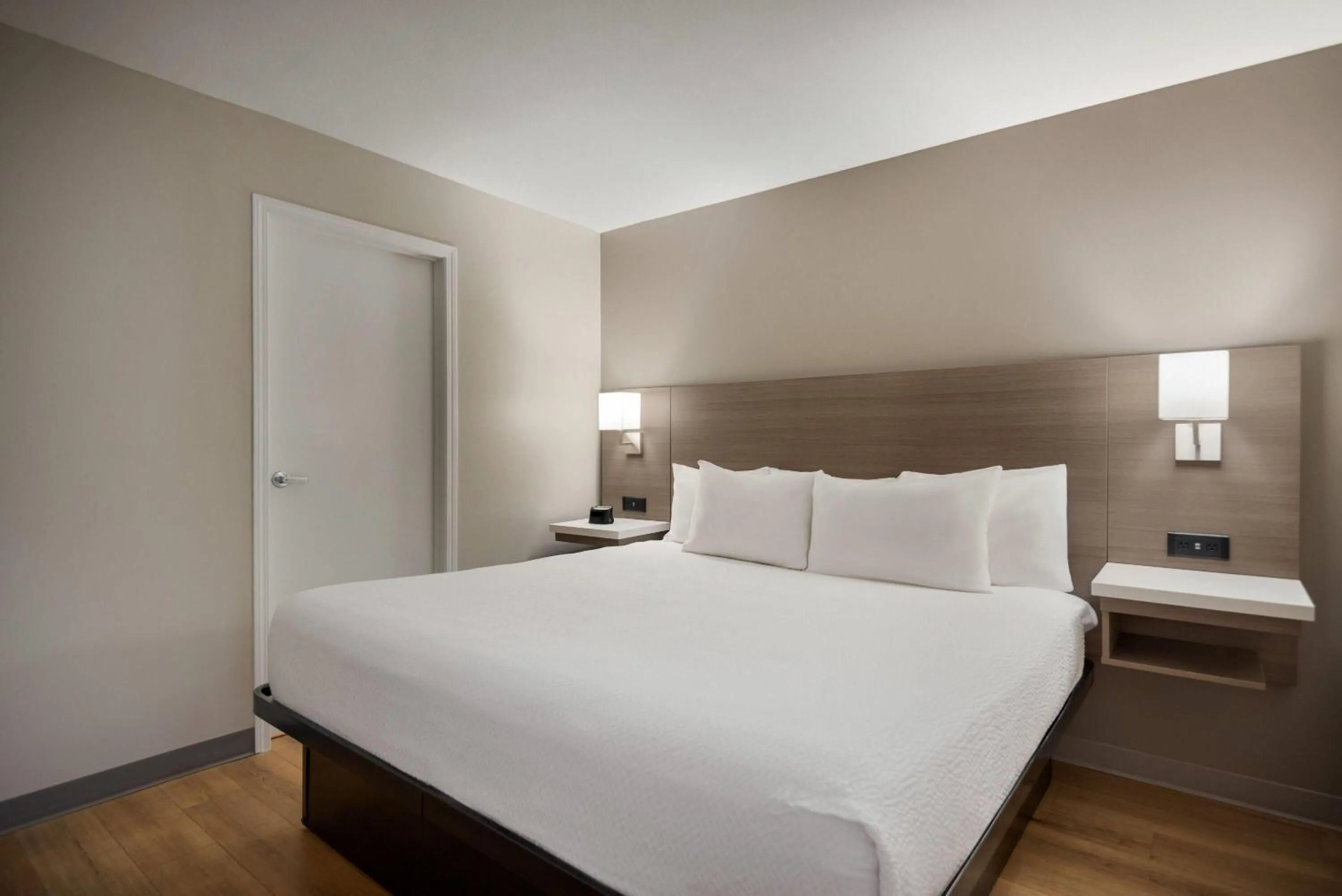 Photo of the whole room, Bed in Days Inn by Wyndham Kelowna