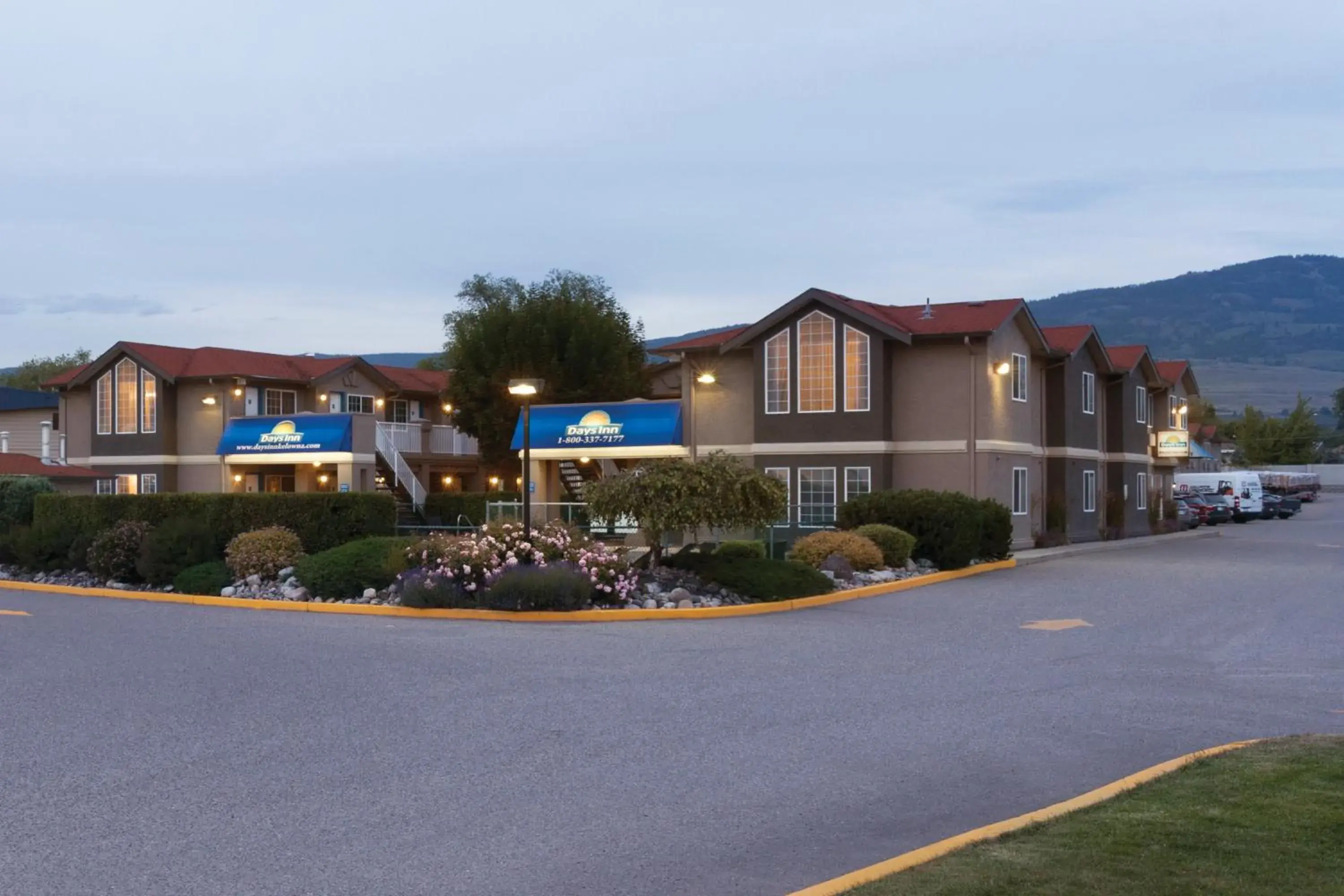 Property building in Days Inn by Wyndham Kelowna Property building in Days Inn by Wyndham Kelowna
