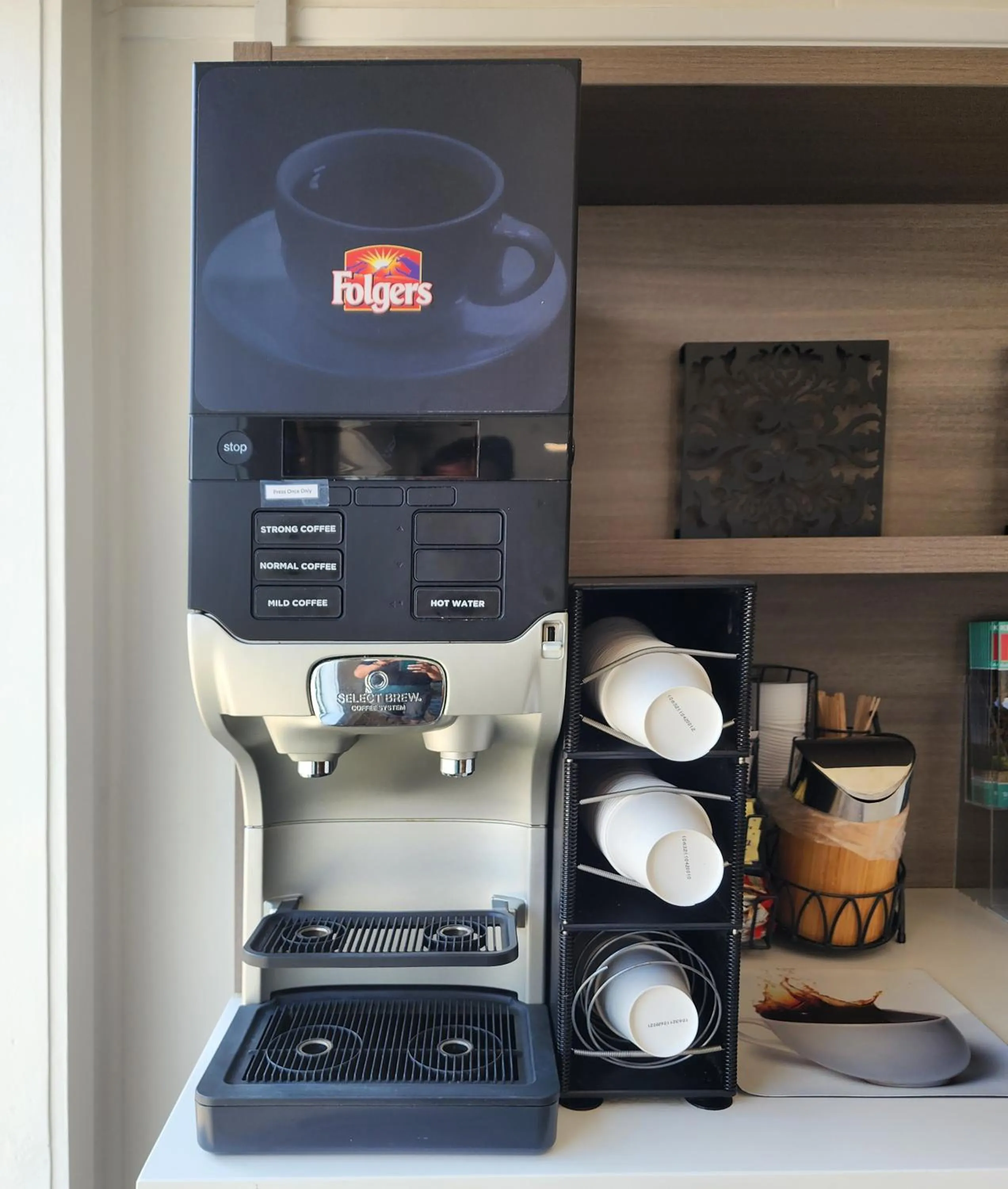 Coffee/tea facilities in Days Inn by Wyndham Kelowna