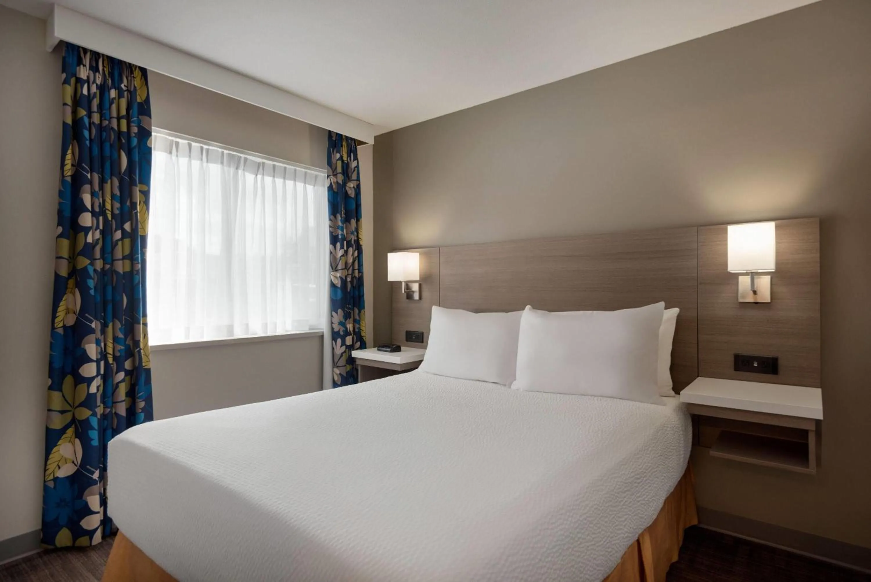 Photo of the whole room, Bed in Days Inn by Wyndham Kelowna