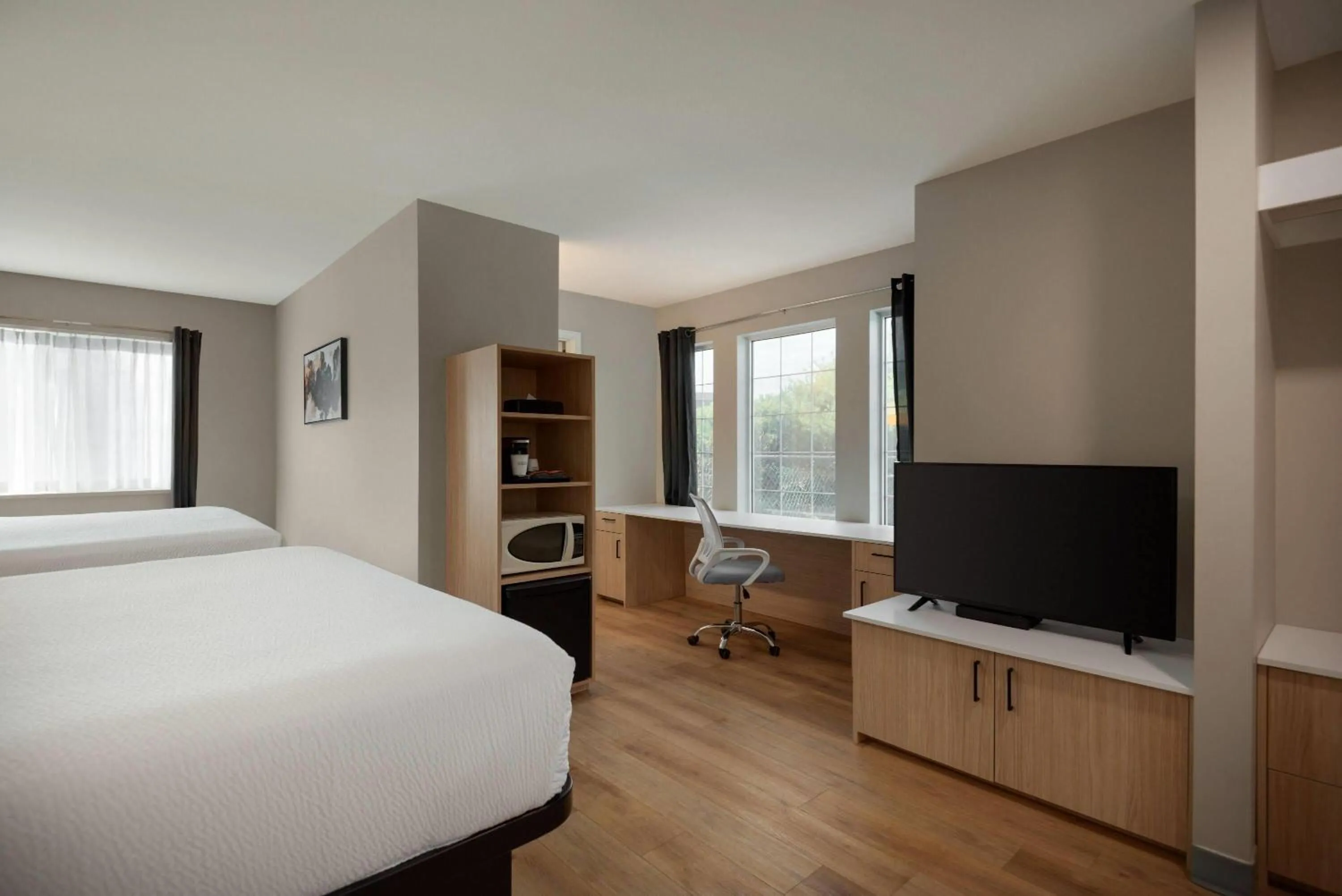 Photo of the whole room, Bed in Days Inn by Wyndham Kelowna