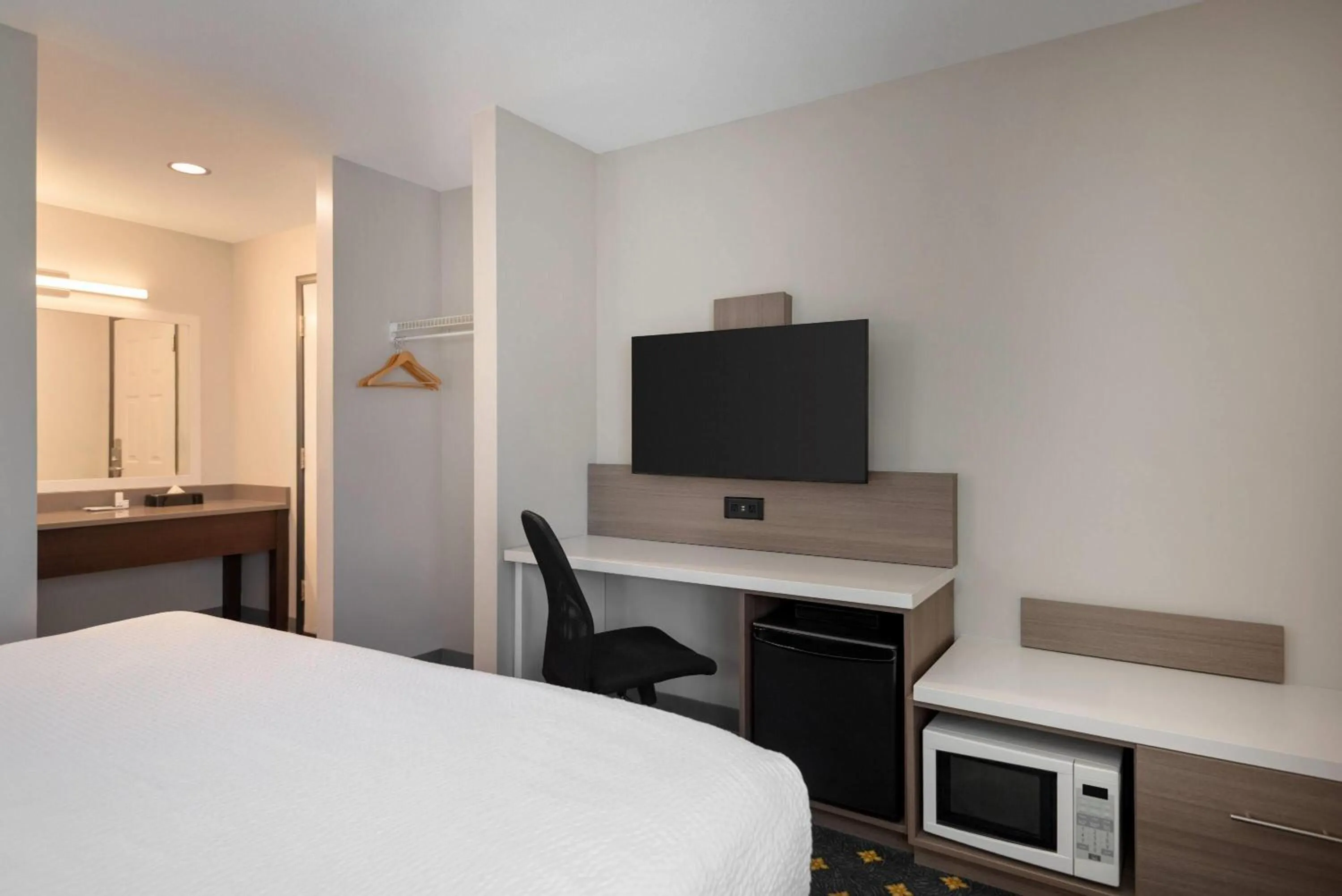 Photo of the whole room, Bed in Days Inn by Wyndham Kelowna