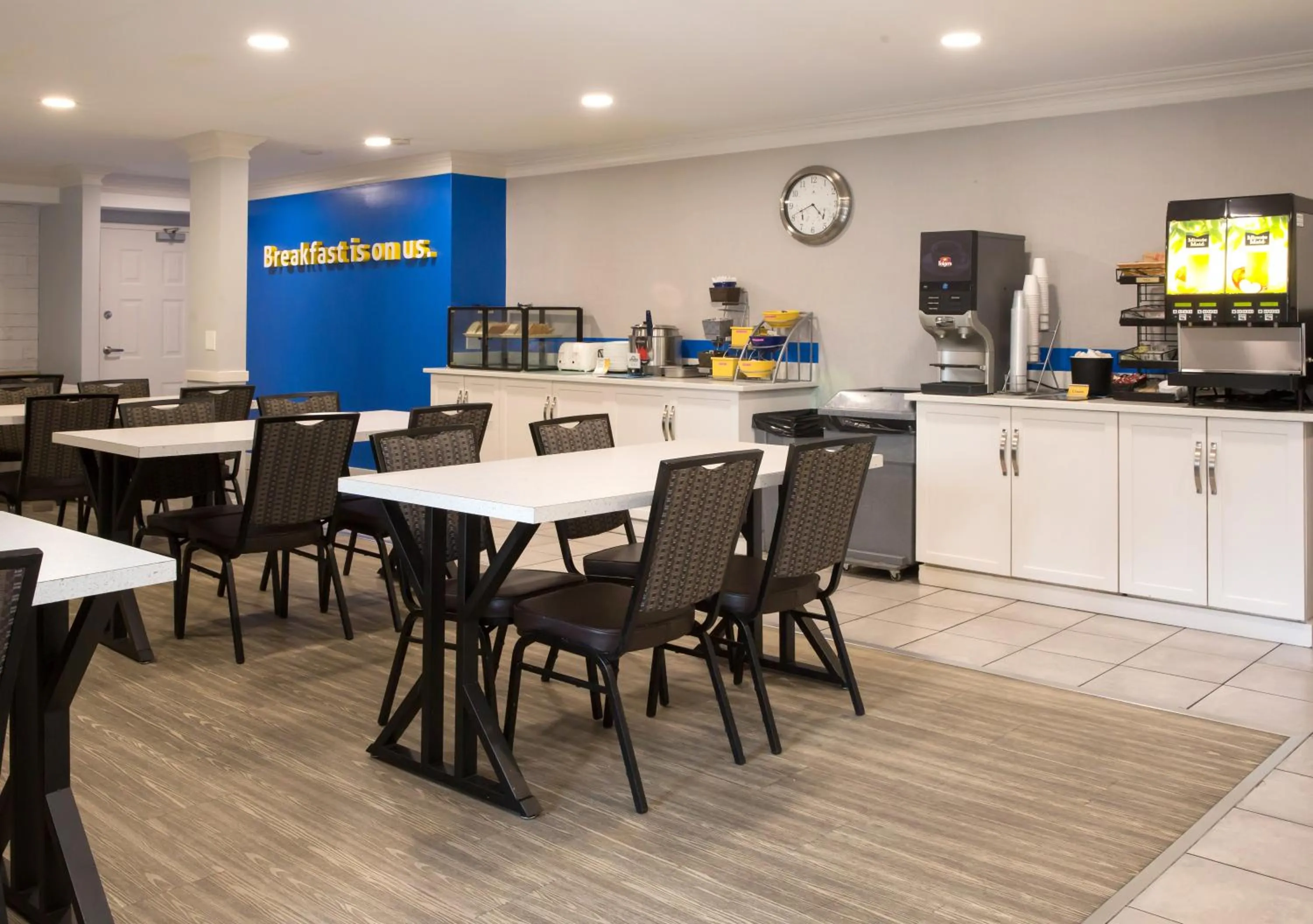 Coffee/tea facilities in Days Inn by Wyndham Kelowna