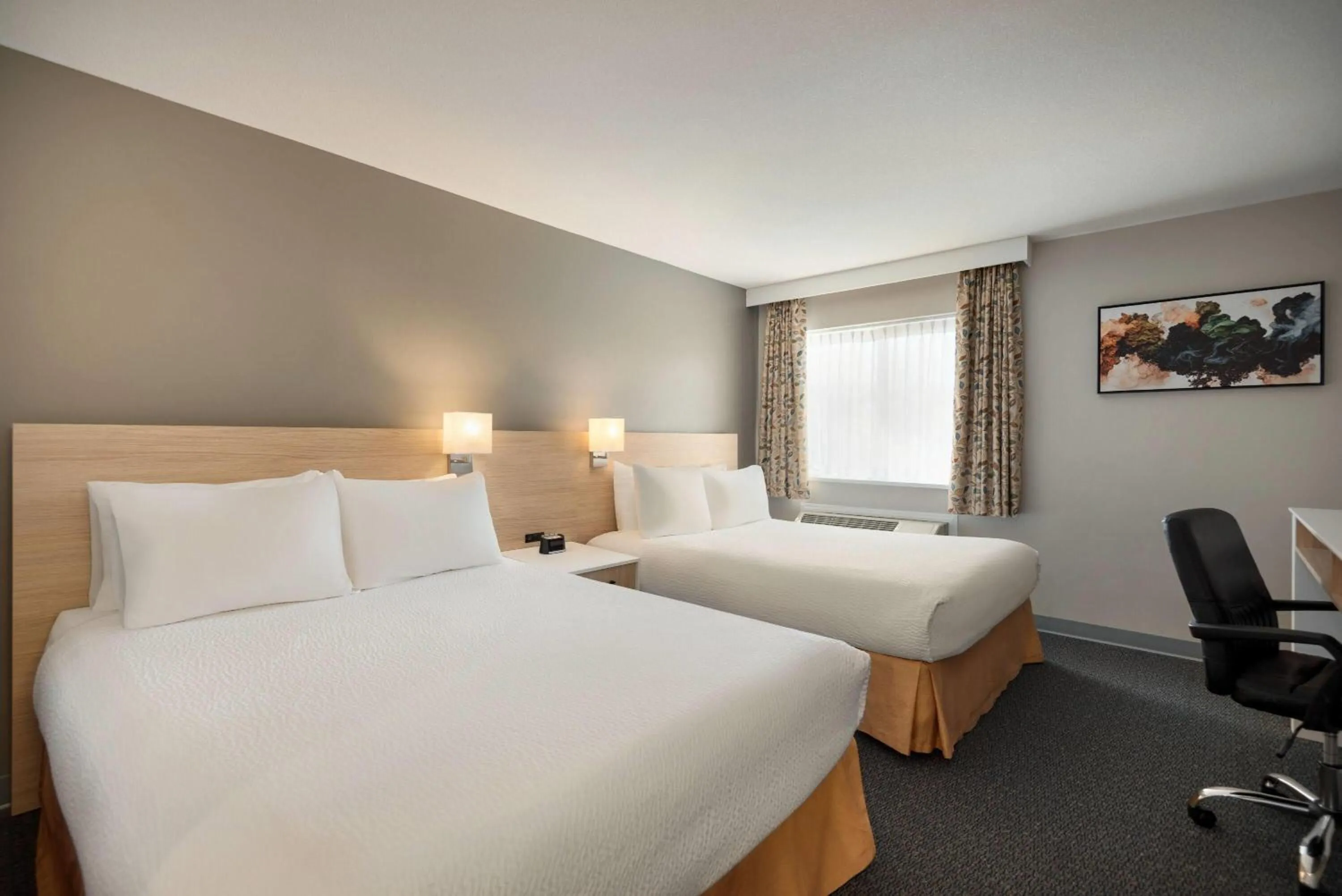 Photo of the whole room, Bed in Days Inn by Wyndham Kelowna