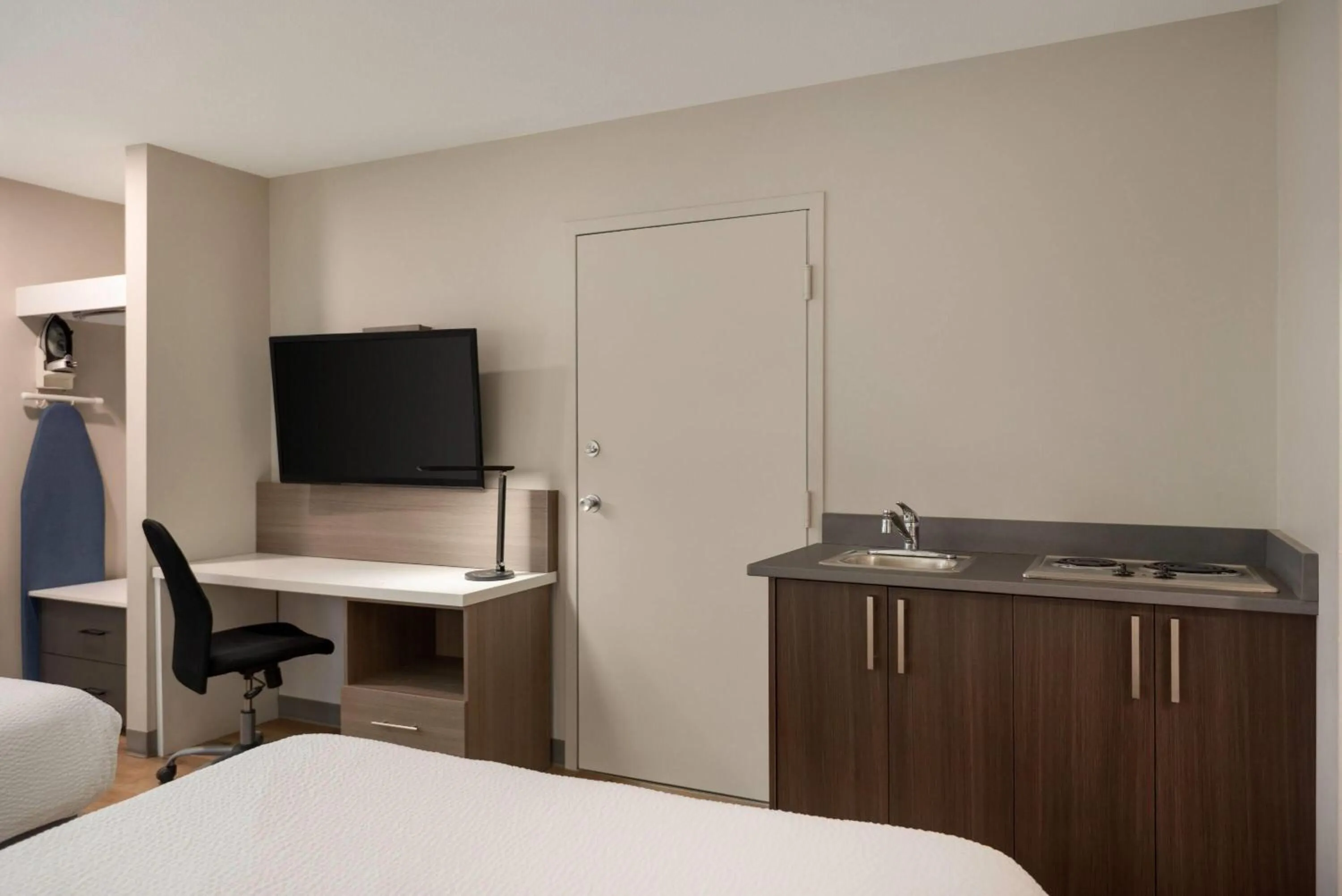 Photo of the whole room, Bed in Days Inn by Wyndham Kelowna