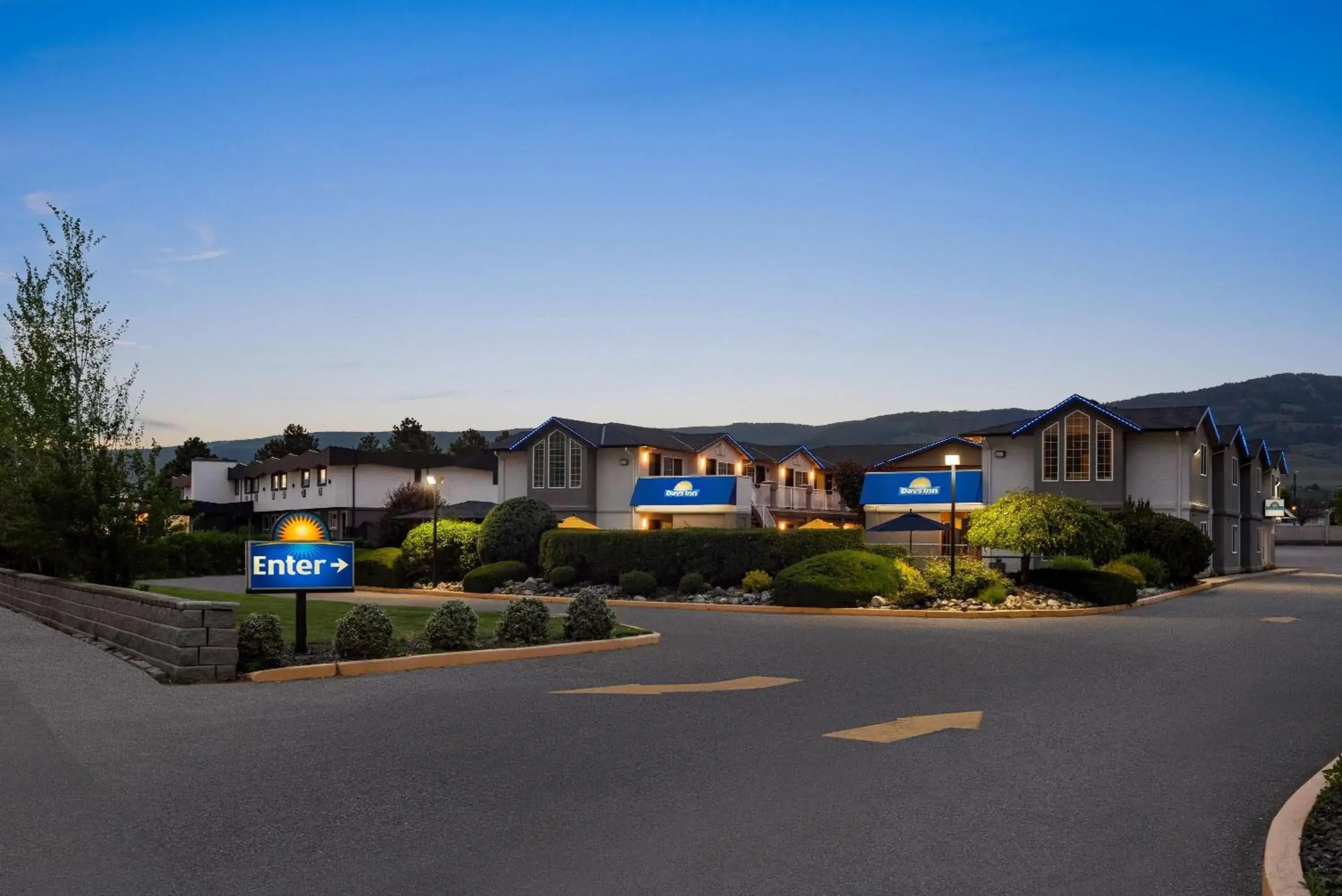 Property building in Days Inn by Wyndham Kelowna Property building in Days Inn by Wyndham Kelowna