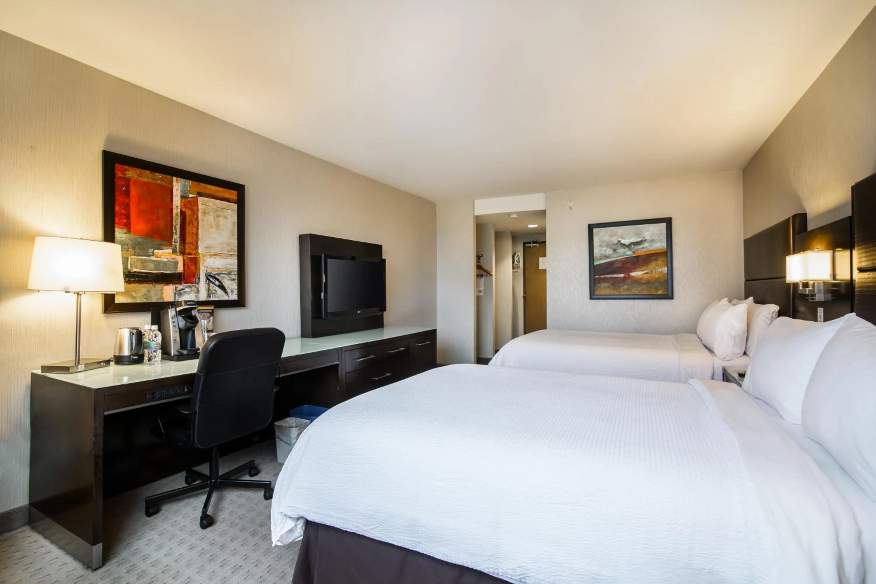 Photo of the whole room, Bed in Holiday Inn Vancouver-Centre Broadway by IHG