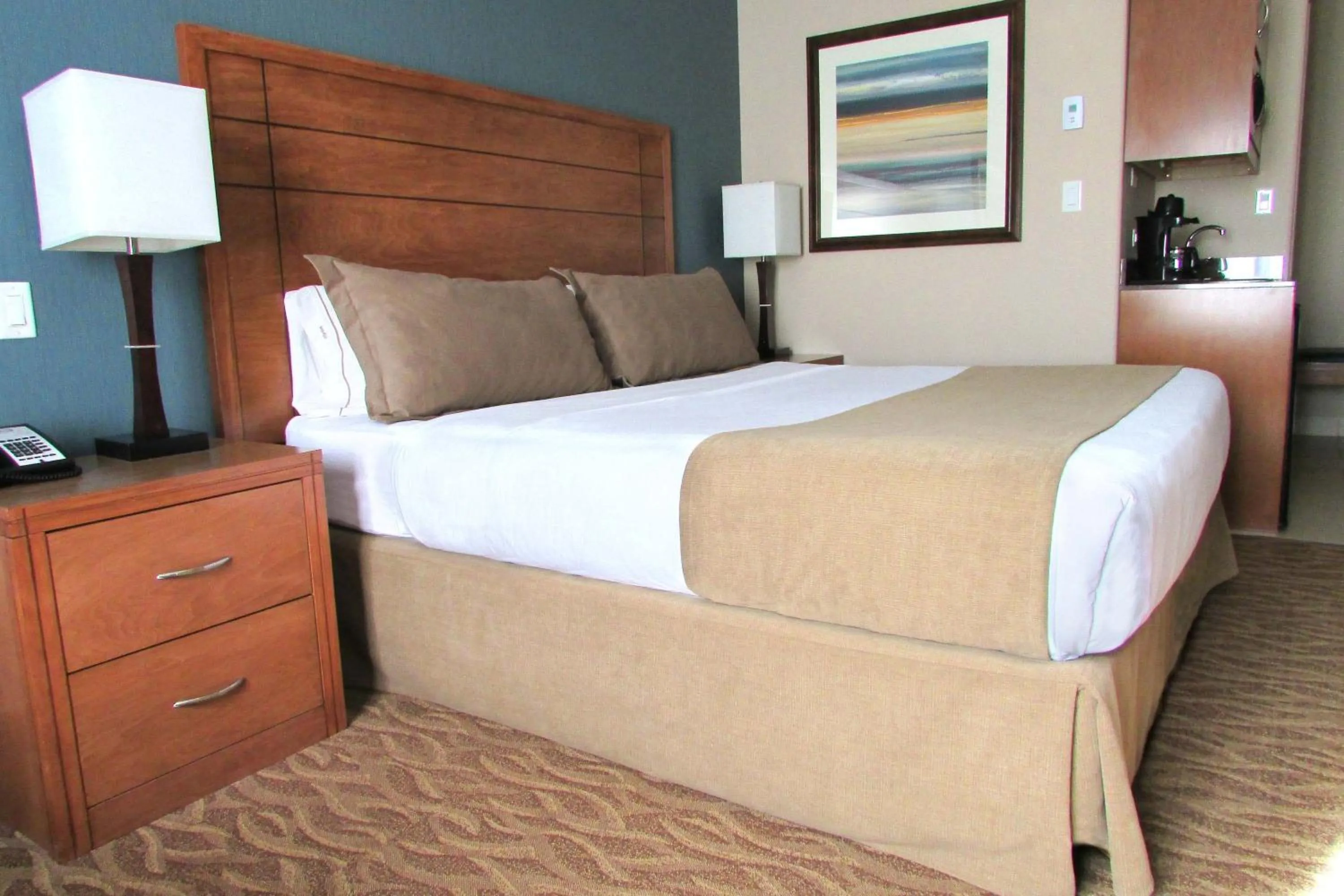 Photo of the whole room, Bed in Sandman Hotel and Suites Squamish