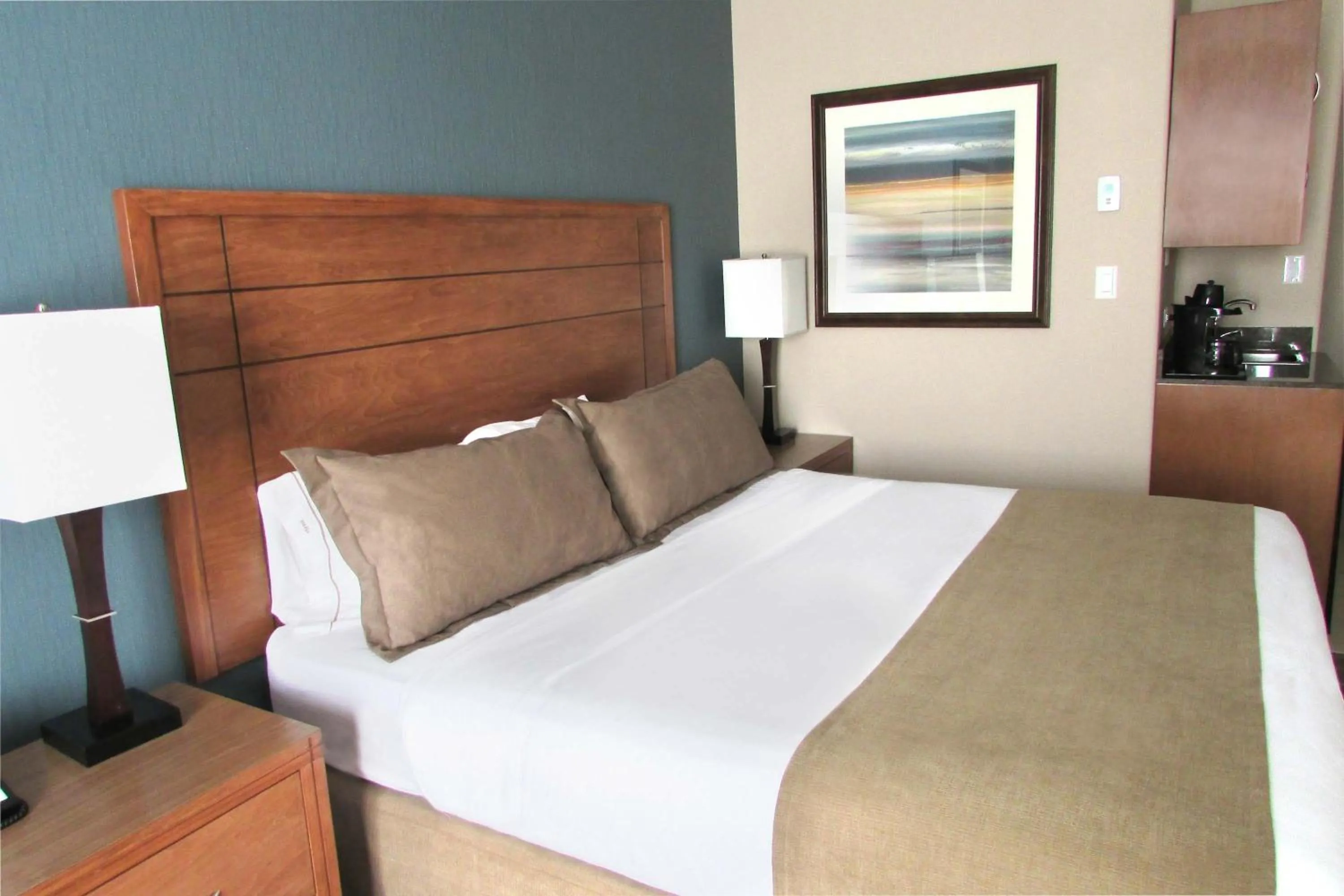 Photo of the whole room, Bed in Sandman Hotel and Suites Squamish
