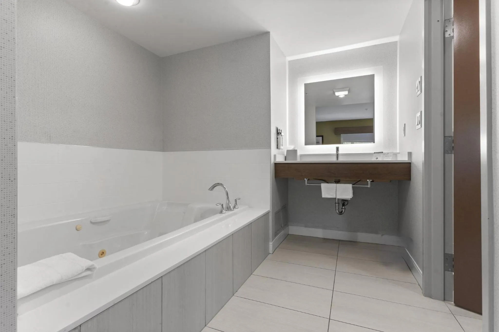 Photo of the whole room in Holiday Inn Express and Suites Surrey by IHG