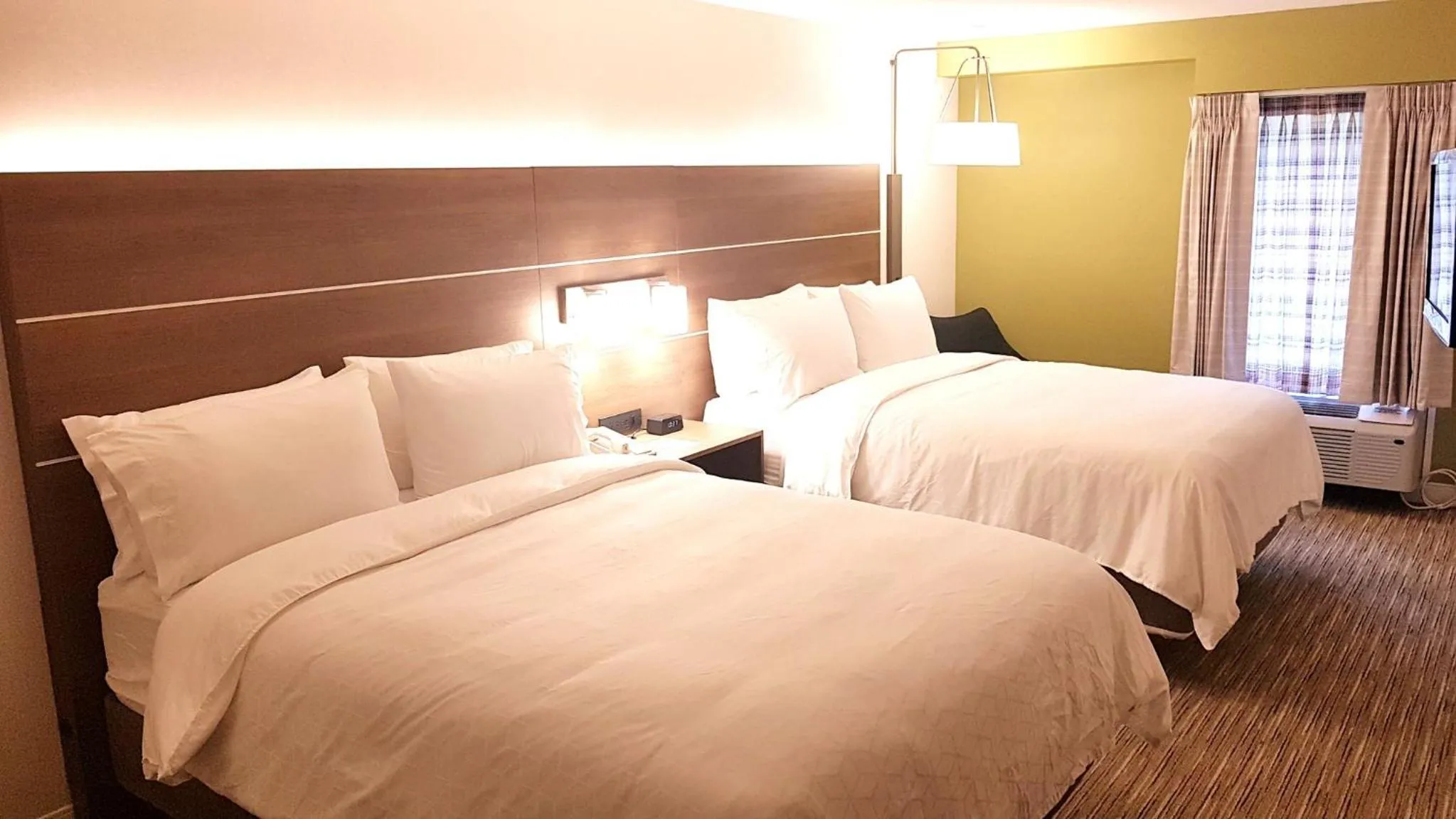 Photo of the whole room, Bed in Holiday Inn Express and Suites Surrey by IHG