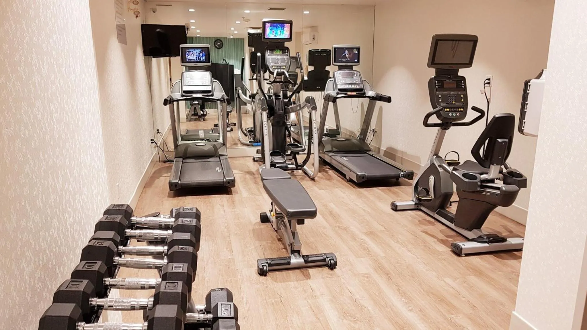 Fitness centre/facilities in Holiday Inn Express and Suites Surrey by IHG