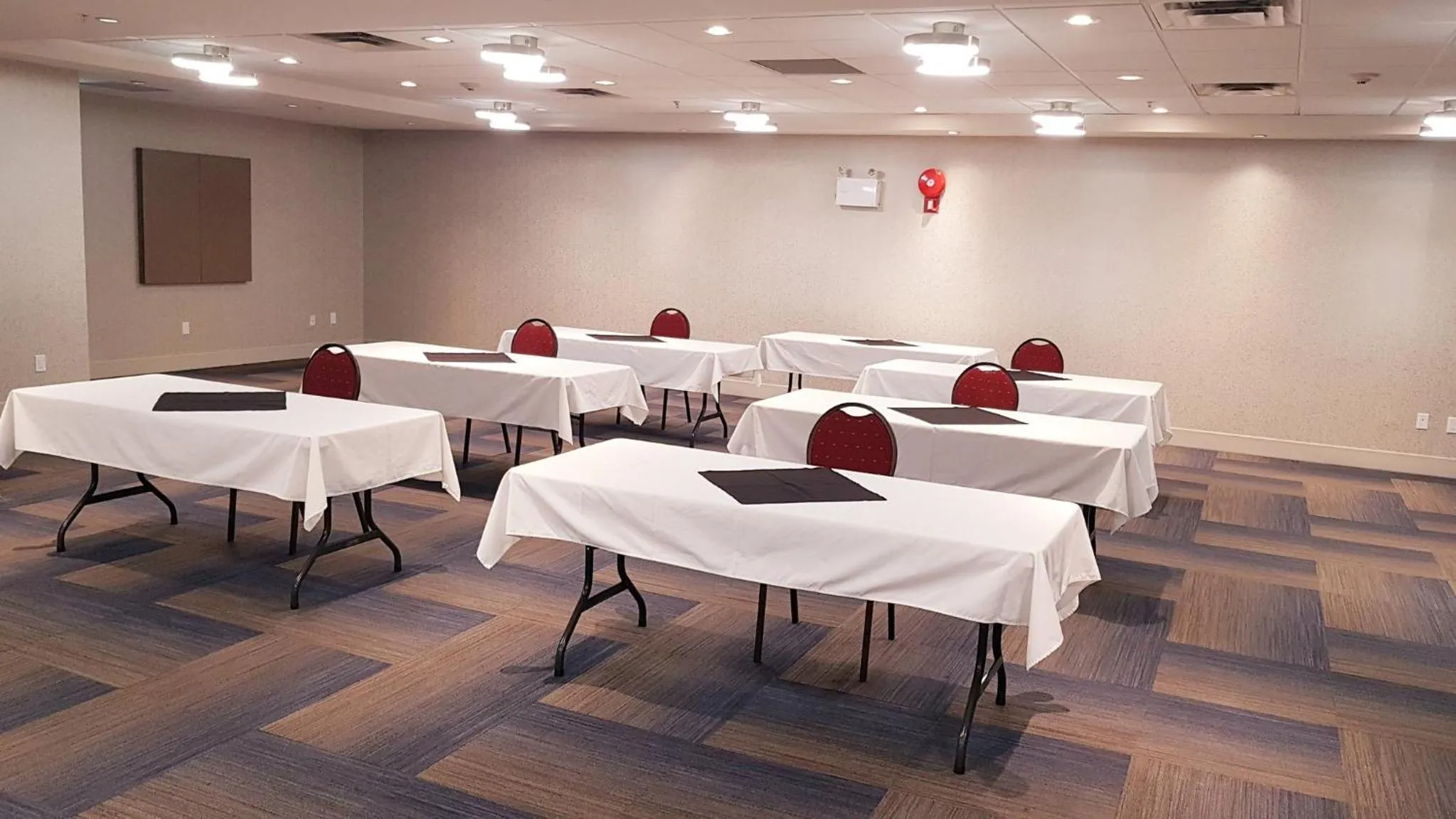 Meeting/conference room in Holiday Inn Express and Suites Surrey by IHG