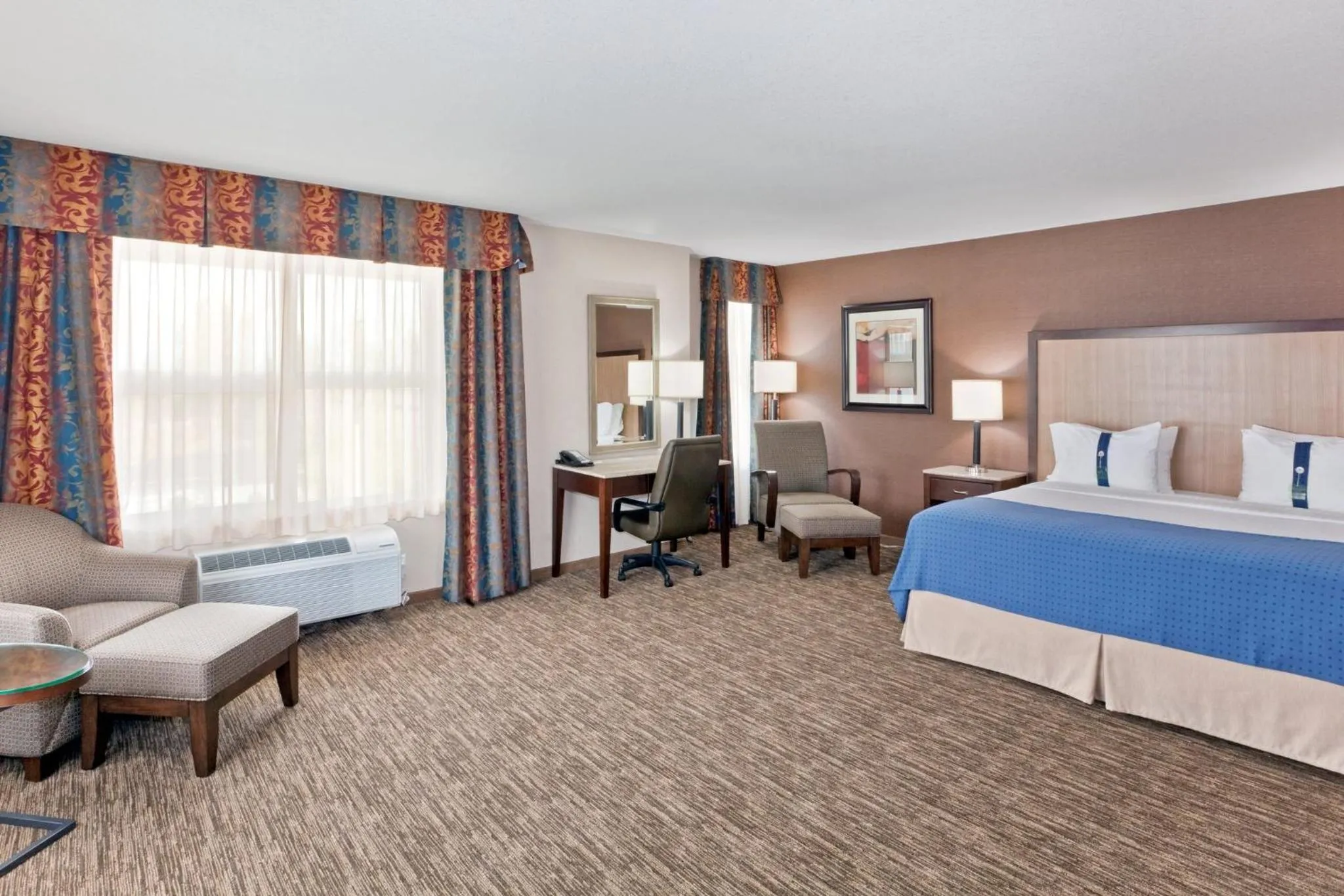 Photo of the whole room, Bed in Holiday Inn Hotel & Suites Surrey East - Cloverdale by IHG
