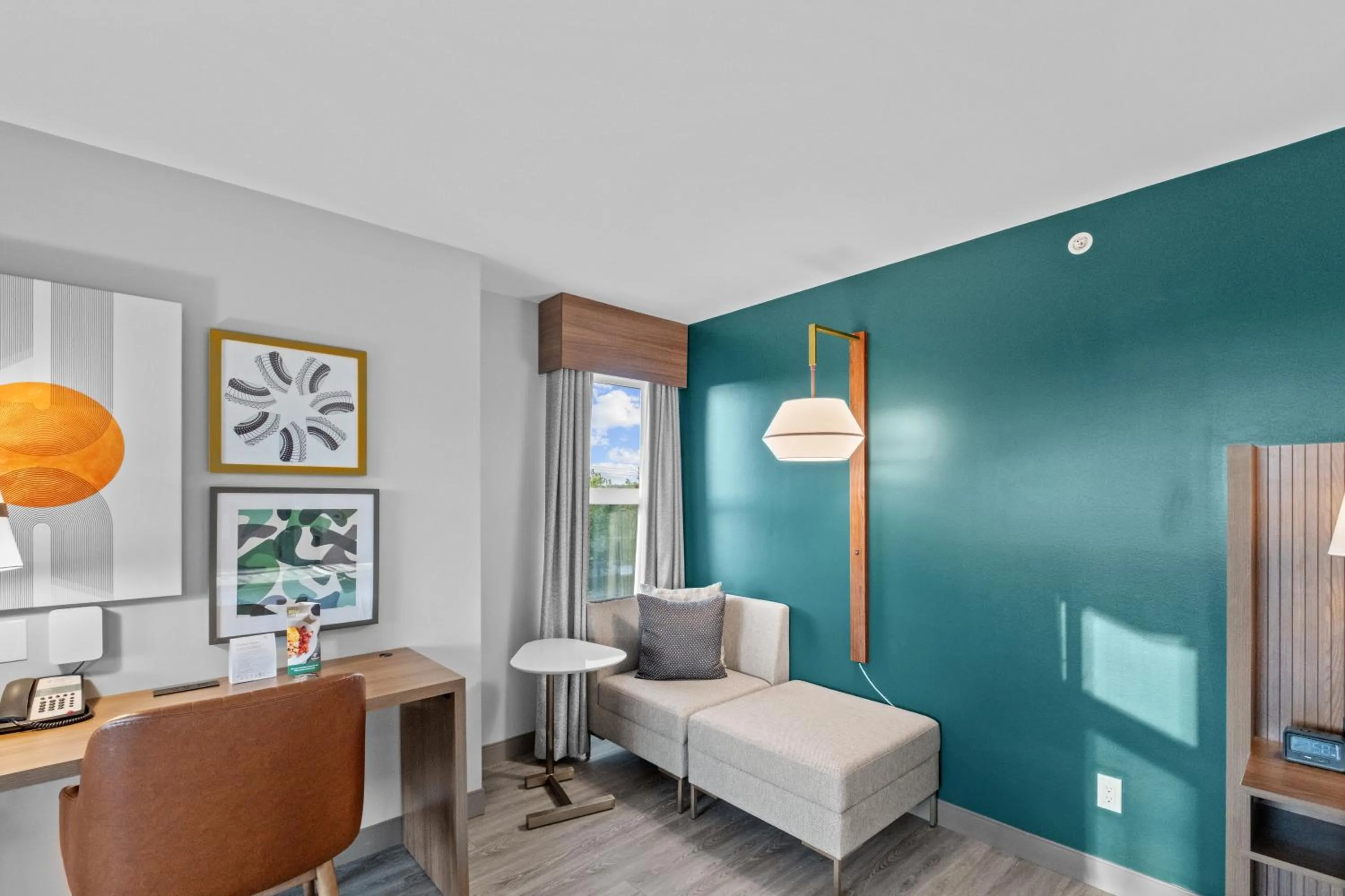 Living room, Bed in Holiday Inn Hotel & Suites Surrey East - Cloverdale by IHG