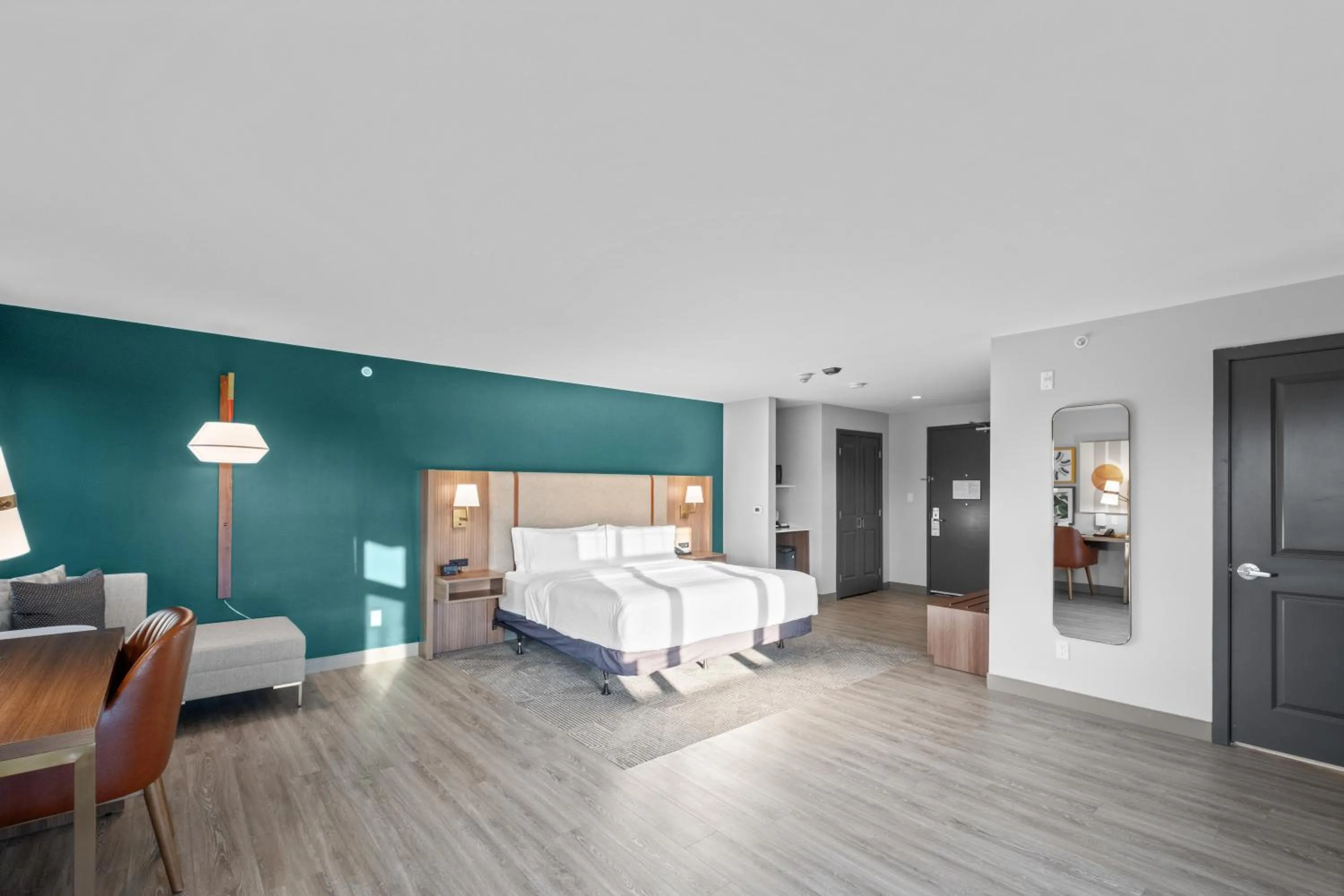 Photo of the whole room, Bed in Holiday Inn Hotel & Suites Surrey East - Cloverdale by IHG