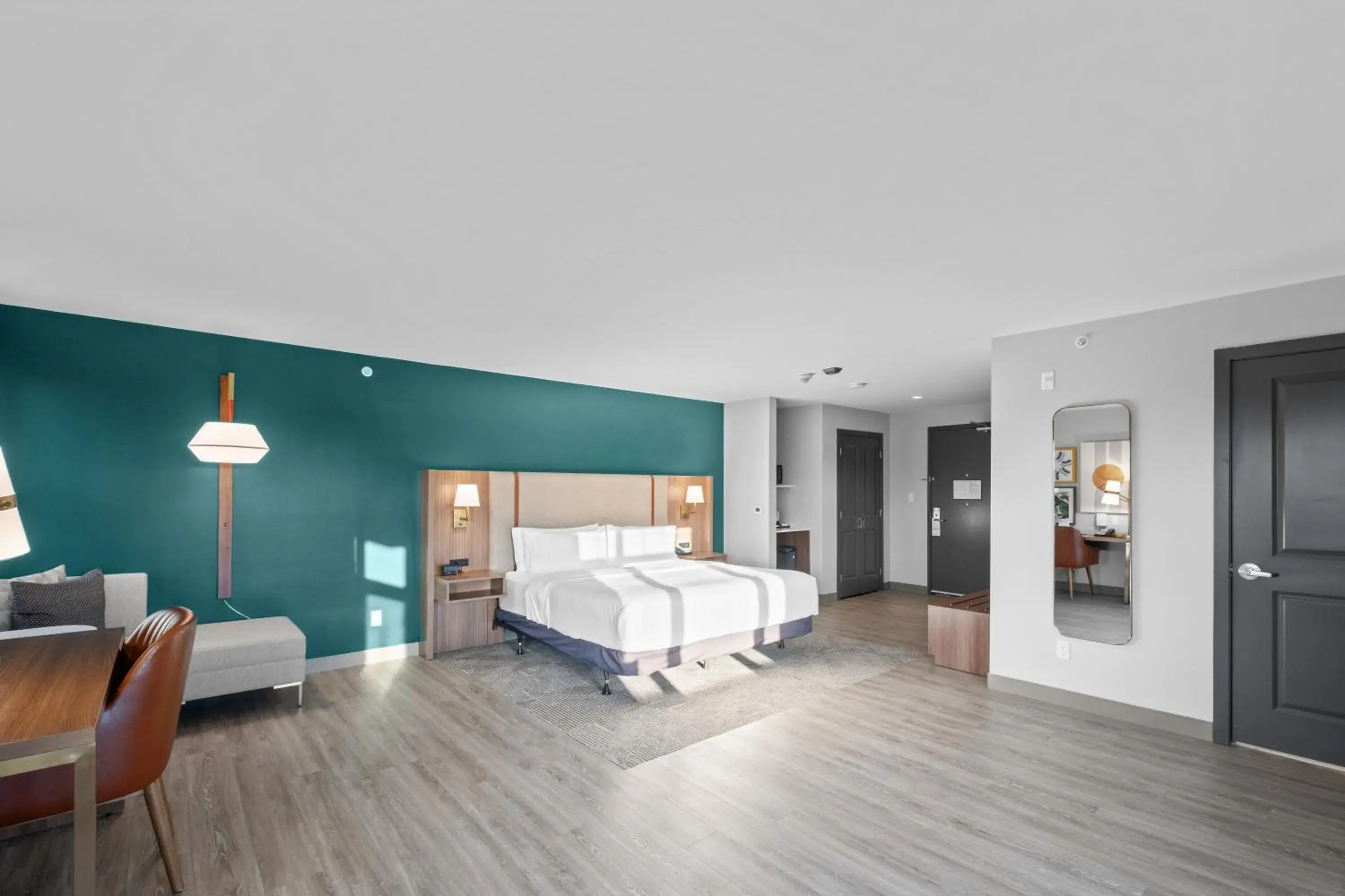 Photo of the whole room, Bed in Holiday Inn Hotel & Suites Surrey East - Cloverdale by IHG Photo of the whole room, Bed in Holiday Inn Hotel & Suites Surrey East - Cloverdale by IHG