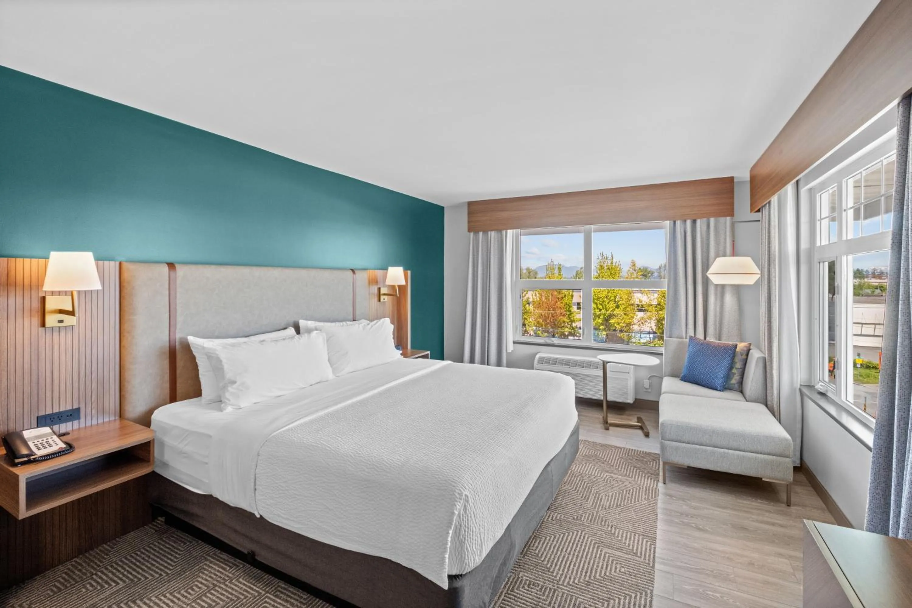 Bed in Holiday Inn Hotel & Suites Surrey East - Cloverdale by IHG