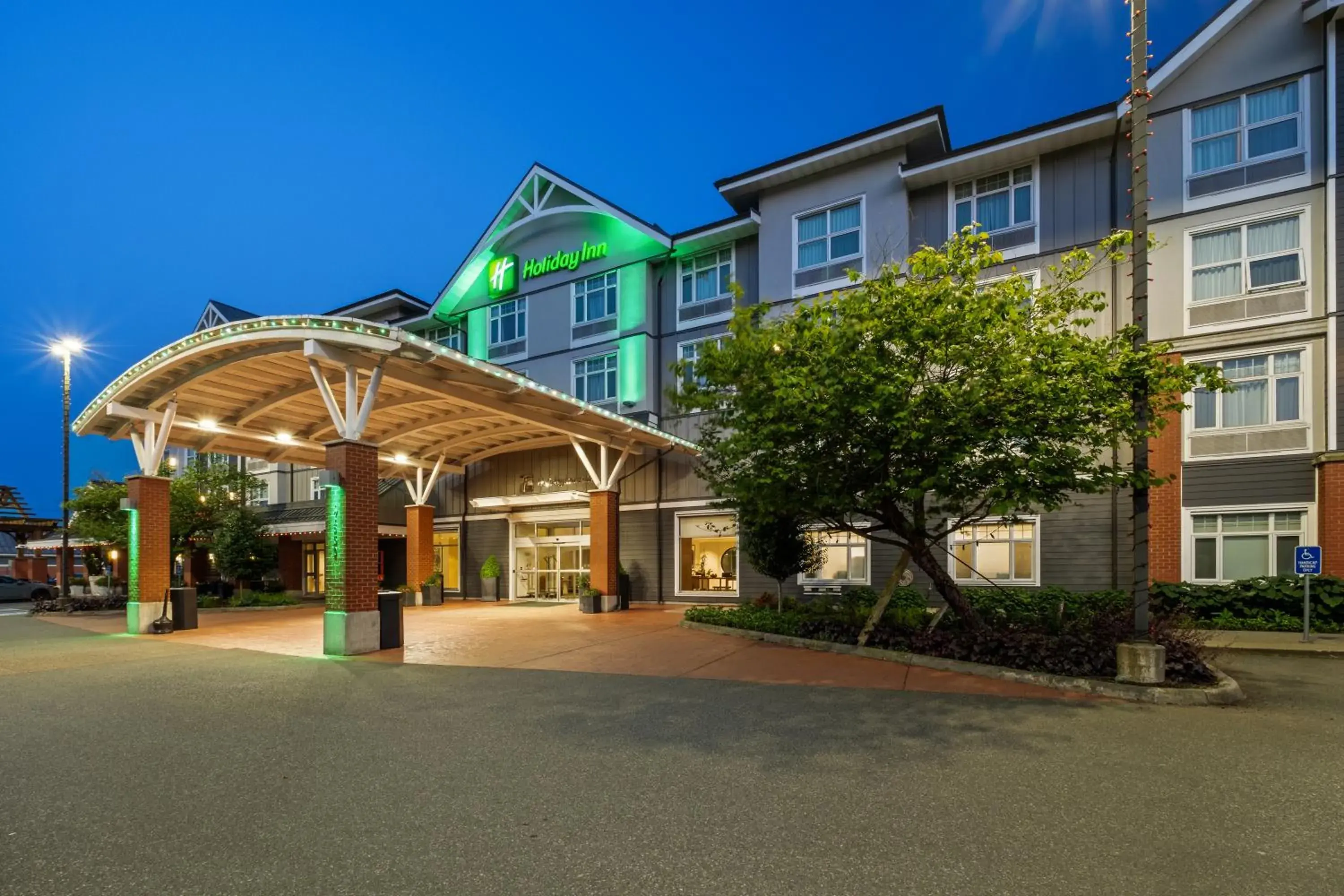 Property building in Holiday Inn Hotel & Suites Surrey East - Cloverdale by IHG Property building in Holiday Inn Hotel & Suites Surrey East - Cloverdale by IHG