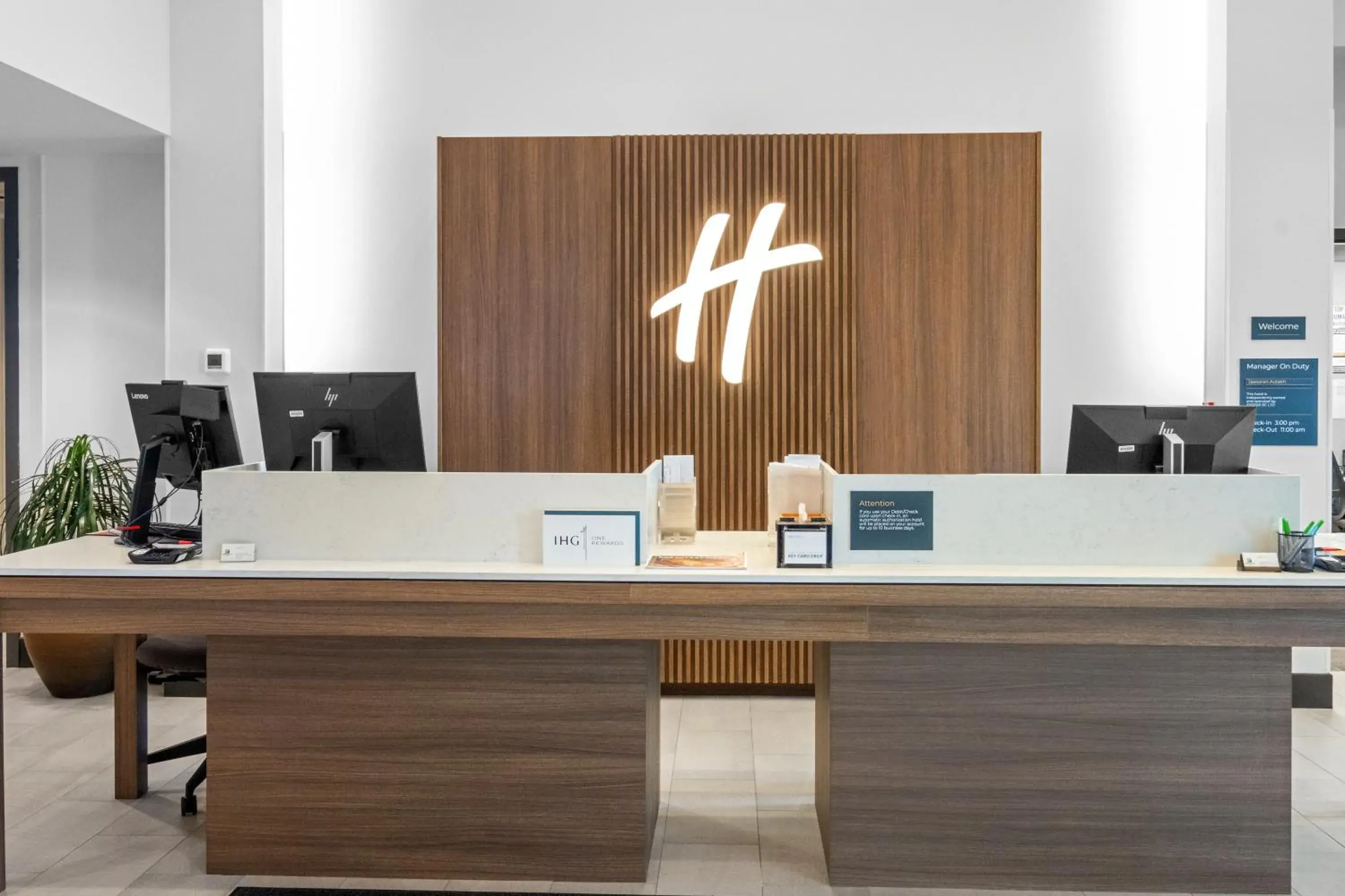 Lobby or reception in Holiday Inn Hotel & Suites Surrey East - Cloverdale by IHG Lobby or reception in Holiday Inn Hotel & Suites Surrey East - Cloverdale by IHG