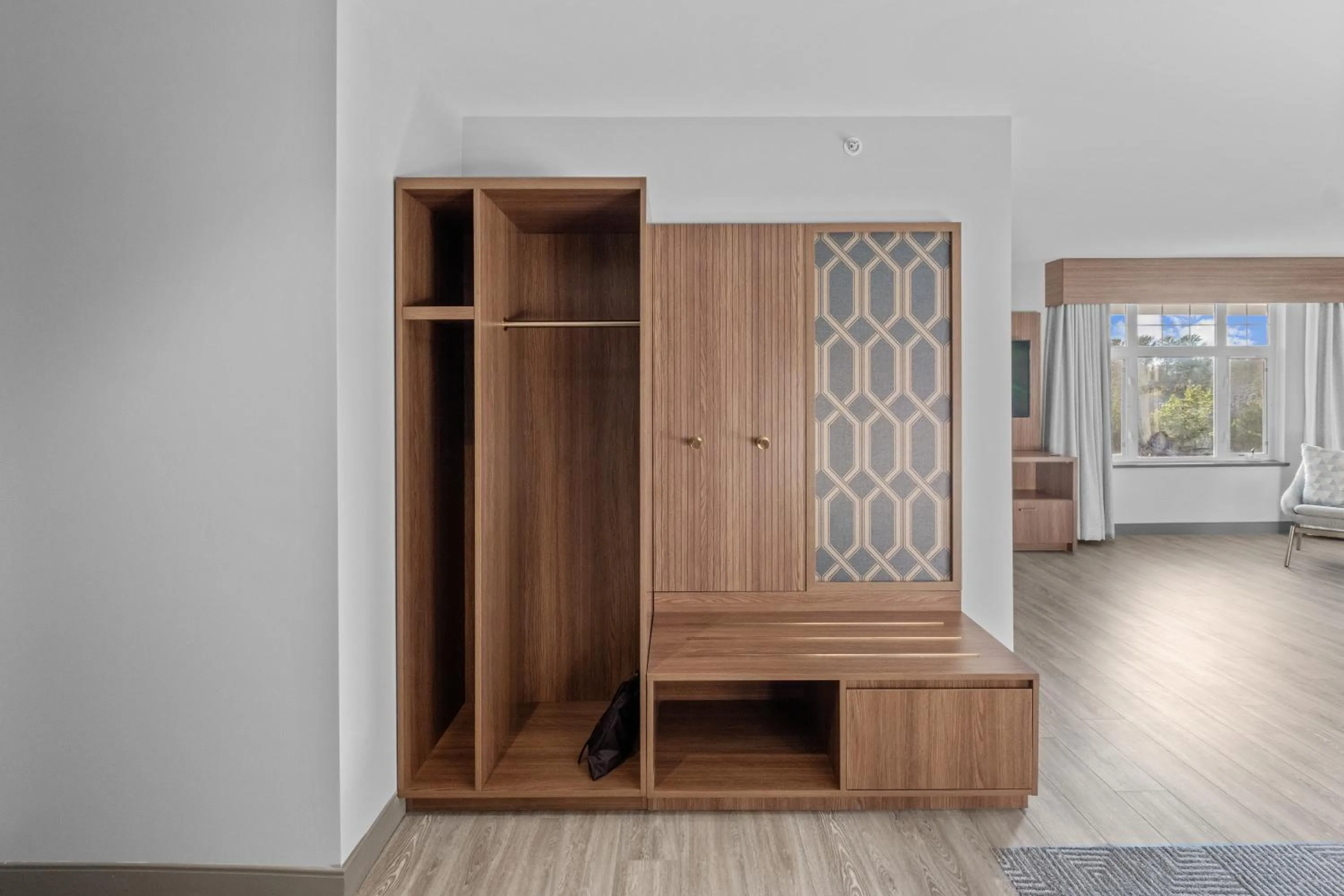 wardrobe, Bed in Holiday Inn Hotel & Suites Surrey East - Cloverdale by IHG