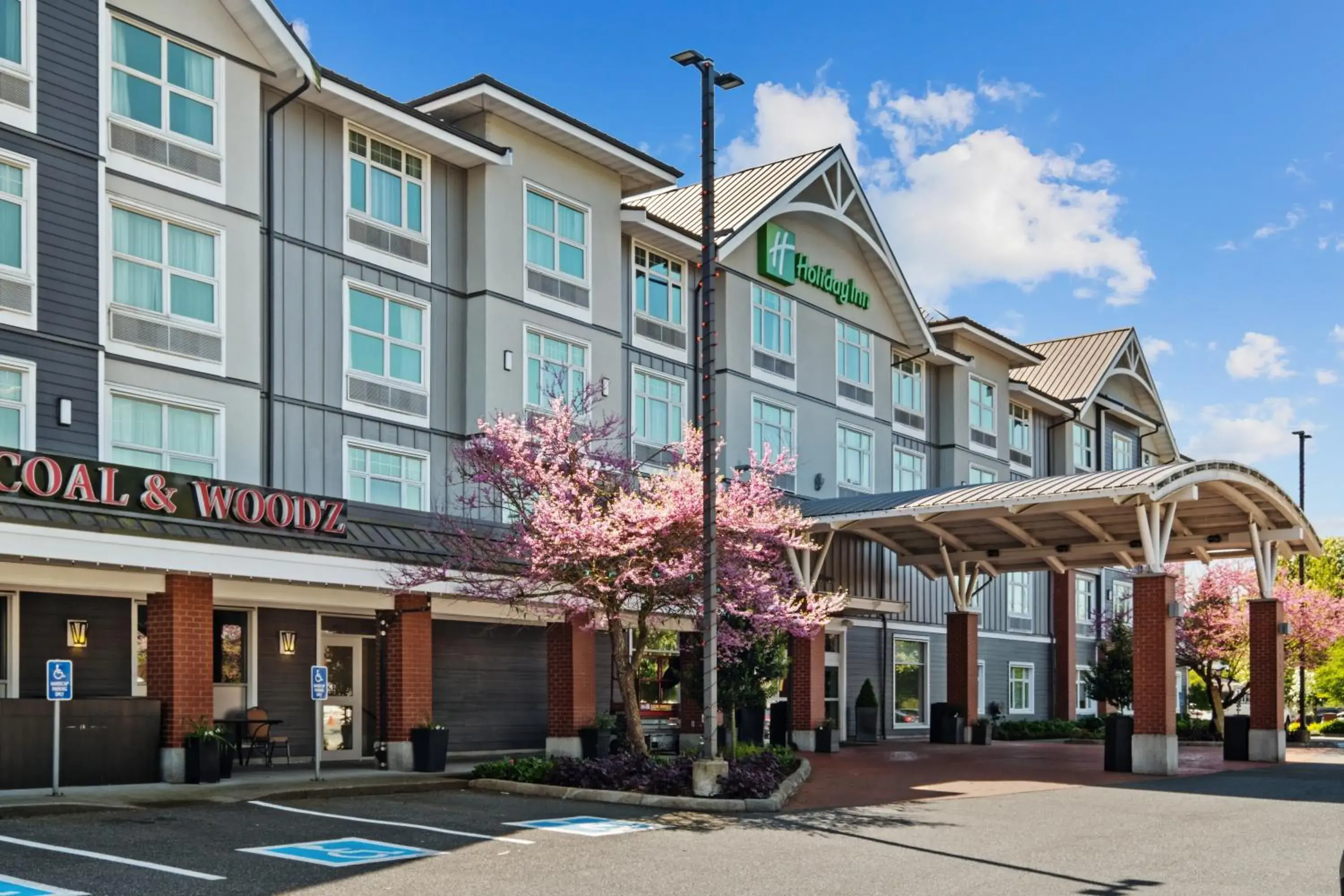 Property building in Holiday Inn Hotel & Suites Surrey East - Cloverdale by IHG Property building in Holiday Inn Hotel & Suites Surrey East - Cloverdale by IHG