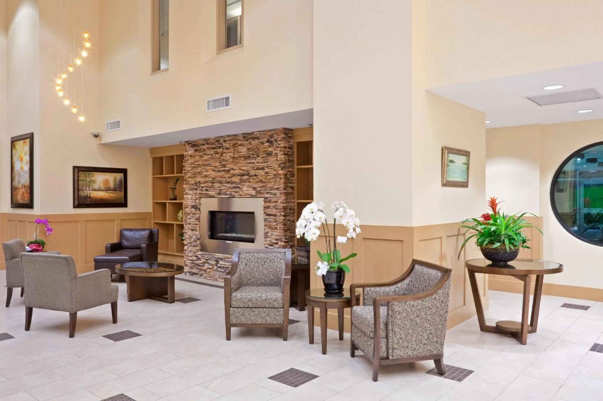 Lobby or reception in Holiday Inn Hotel & Suites Surrey East - Cloverdale by IHG