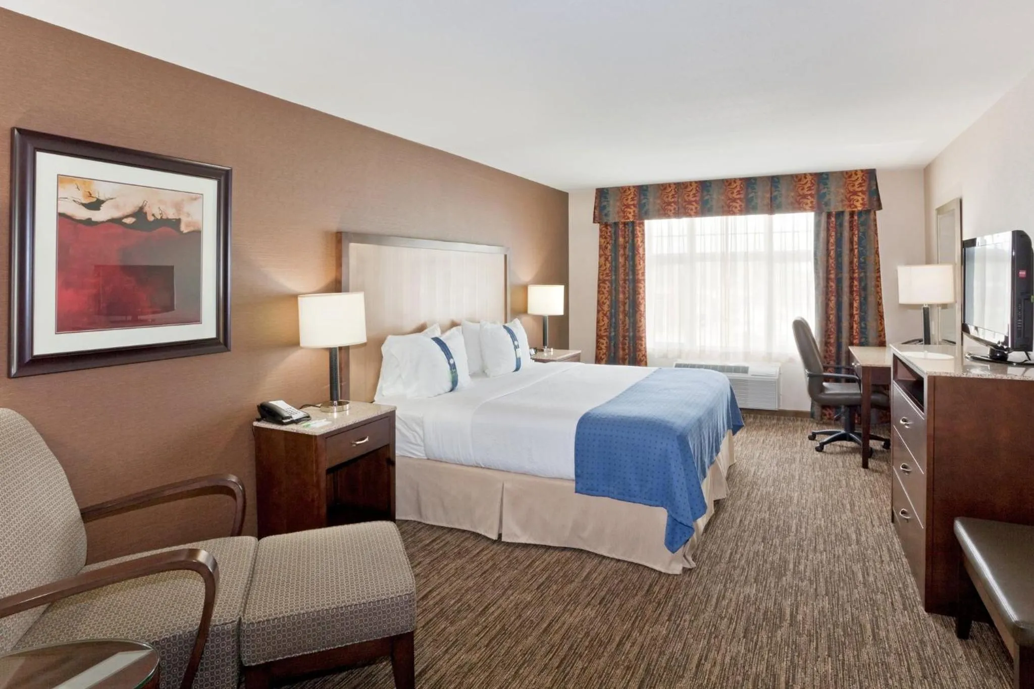Photo of the whole room, Bed in Holiday Inn Hotel & Suites Surrey East - Cloverdale by IHG